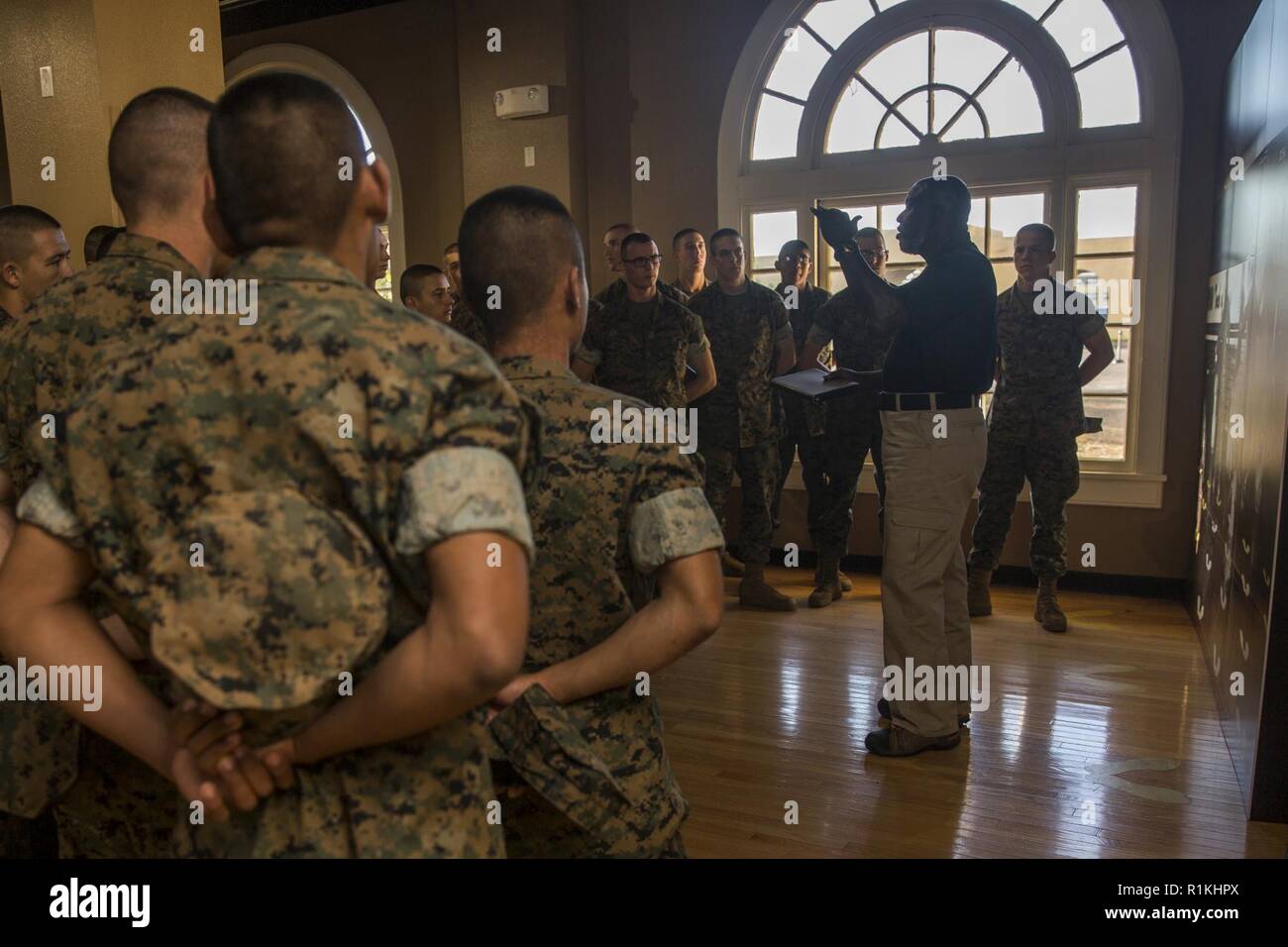 Les Marines du nouveau Golf Company, 2e Bataillon d'instruction des recrues, écouter un docent durant leur visite à la Marine Corps Recruter Depot Commande San Diego Museum, octobre17. Les guides du musée sont des bénévoles qui enseignent aux visiteurs du musée de l'histoire du Corps des Marines. Chaque année, plus de 17 000 hommes recrutés dans la région de recrutement de l'Ouest sont formés à MCRD San Diego. Société de l'hôtel est prévue pour octobre 26 diplômés. Banque D'Images