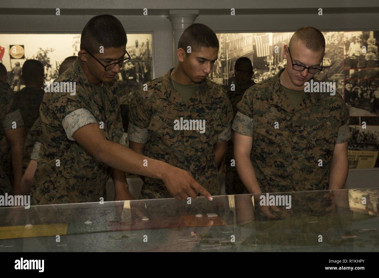 Les Marines du nouveau Golf Company, 2e Bataillon d'instruction des recrues, de regarder une exposition lors de leur visite à la Marine Corps Recruter Depot Commande San Diego Museum, le 17 octobre. Le musée a plusieurs expositions qui représentent les différentes périodes dans l'histoire du Corps des Marines. Chaque année, plus de 17 000 hommes recrutés dans la région de recrutement de l'Ouest sont formés à MCRD San Diego. Golf Company est prévue d'obtenir leur diplôme le 26 octobre. Banque D'Images