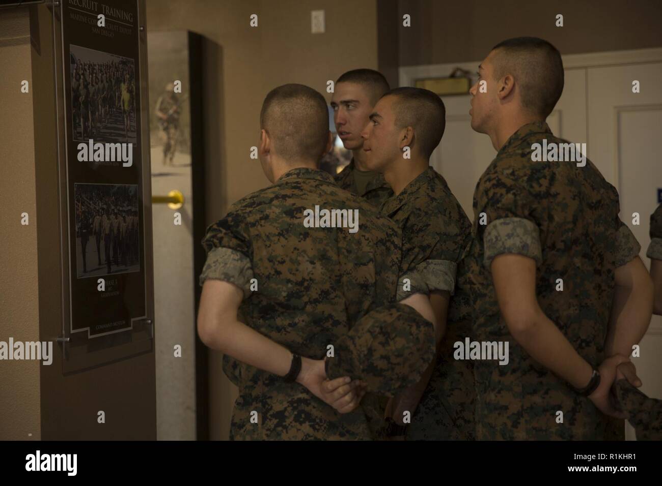 Les Marines du Golf Company, 2e Bataillon d'instruction des recrues, de regarder une exposition lors de leur visite à la Marine Corps Recruter Depot Commande San Diego Museum, le 17 octobre. Le musée a plusieurs expositions qui représentent les différentes périodes dans l'histoire du Corps des Marines. Chaque année, plus de 17 000 hommes recrutés dans la région de recrutement de l'Ouest sont formés à MCRD San Diego. Golf Company est prévue d'obtenir leur diplôme le 26 octobre. Banque D'Images