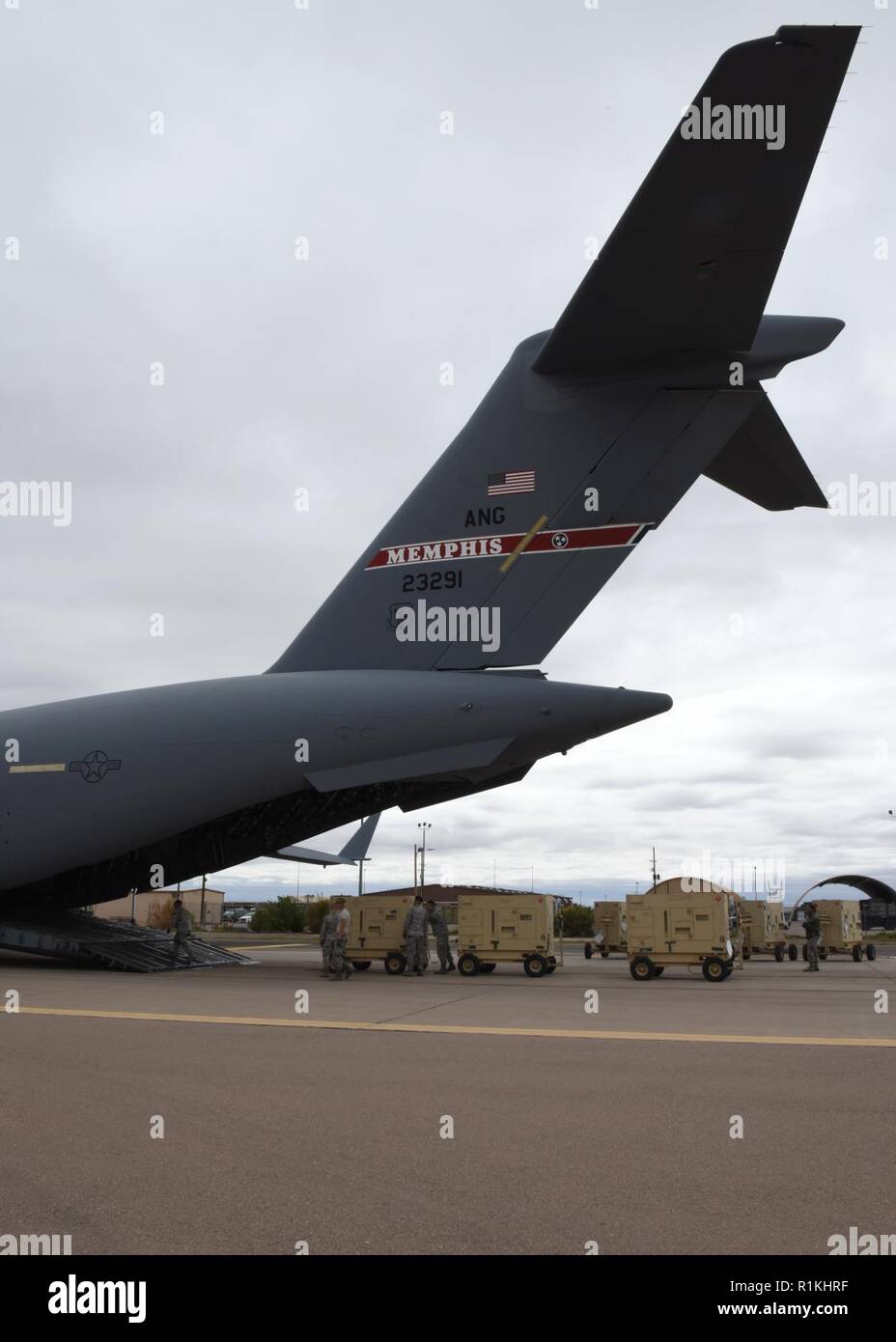 Aviateurs du 49e Escadron de préparation logistique et de la maintenance du matériel du 635è de ligne Groupe jusqu'fournitures, 15 octobre 2018, d'être chargés sur un C-17 Globemaster III, assisté à la Garde nationale d'Air Memphis, sur l'aire à la base aérienne de Holloman, N.M. La 49e pris en charge par le LRS AVIATEURS 635è MMG dans l'envoi de plus de 360 tonnes de matériel à la base aérienne Tyndall, en Floride, en réponse à l'ouragan de devistation Michael. Banque D'Images