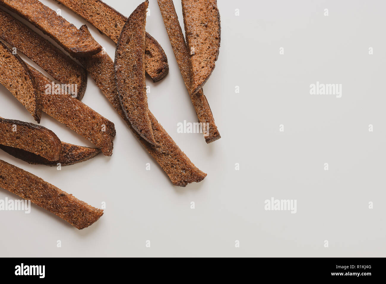 Le lituanien de pain frit. Pain de seigle noir des frites à l'huile et généreusement assaisonné avec de l'ail écrasé et le sel cascher Banque D'Images