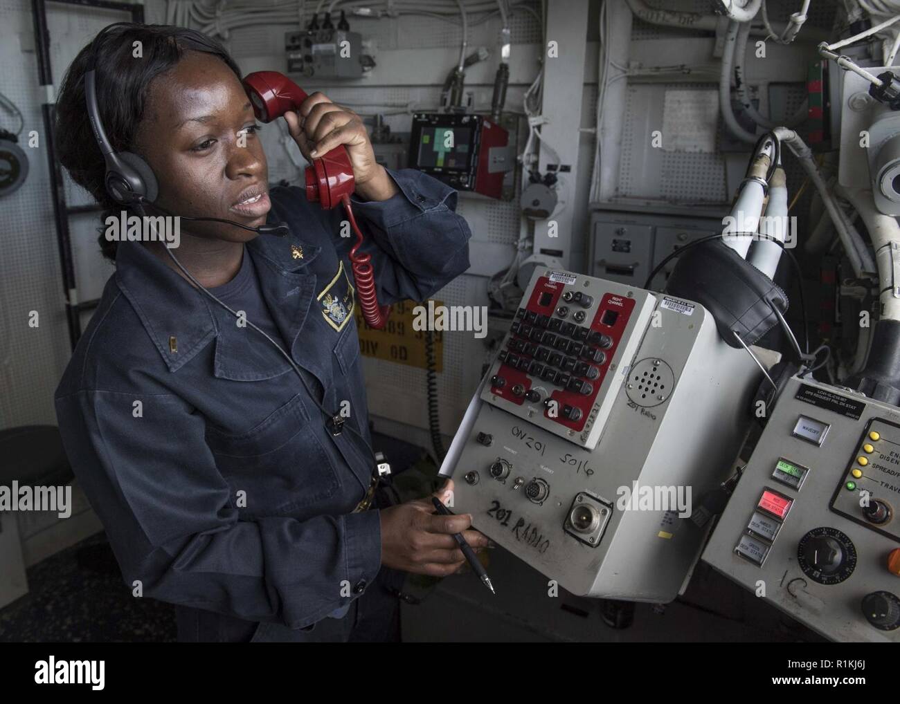 Océan Atlantique (oct. 4, 2018), l'étoile joie Hamilton agit comme agent de contrôle de l'hélicoptère en vol quarts à bord du destroyer lance-missiles USS Forrest Sherman (DDG 98). Forrest Sherman est actuellement déployé dans le cadre de la Harry S. Truman Strike Group. Harry S. Truman continuera son déploiement en menant des opérations de soutien dans l'Atlantique. Banque D'Images