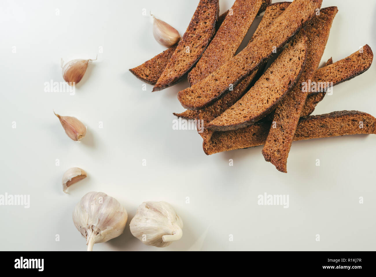 Le lituanien de pain frit. Pain de seigle noir des frites à l'huile et généreusement assaisonné avec de l'ail écrasé et le sel cascher Banque D'Images