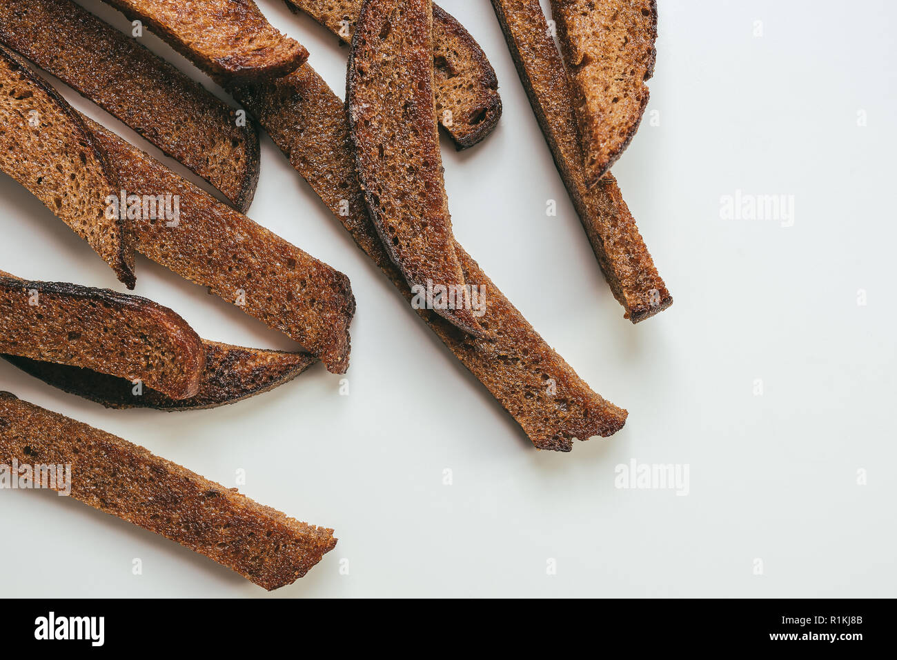 Le lituanien de pain frit. Pain de seigle noir des frites à l'huile et généreusement assaisonné avec de l'ail écrasé et le sel cascher Banque D'Images