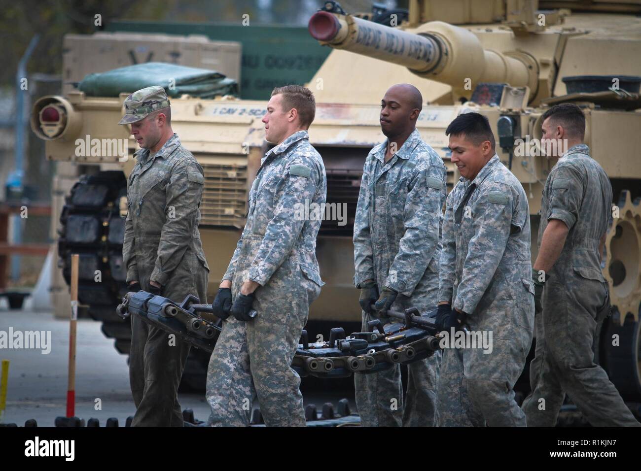 Les soldats de l'Armée américaine affecté à la Compagnie Charlie, 2e bataillon du 5e régiment de cavalerie, 1st Armored Brigade Combat Team, 1re Division de cavalerie remplacer une piste sur un M1A2 Abrams tank, la base aérienne de Mihail Kogalniceanu en Roumanie, le 18 octobre 2018. Ces soldats sont déployés à l'Europe en faveur de la résolution de l'Atlantique, un exercice d'entraînement durables entre l'OTAN et des Forces américaines. Banque D'Images