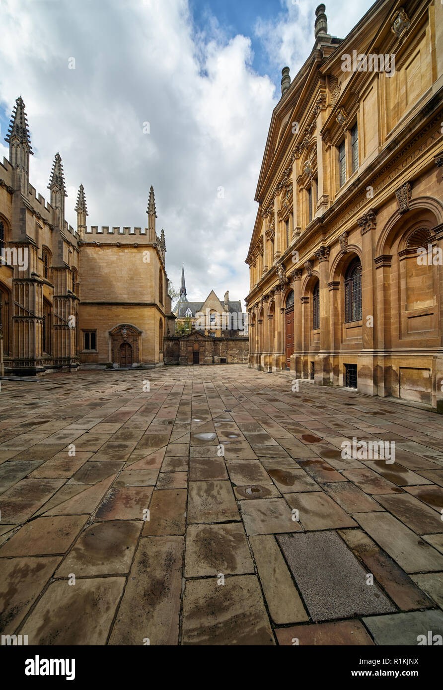 Le point de vue de l'ancienne cour de l'Université d'Oxford entouré par Divinity School, Chancellor's court, Bodleian Library et Sheldonian Theatre. Oxford. Banque D'Images