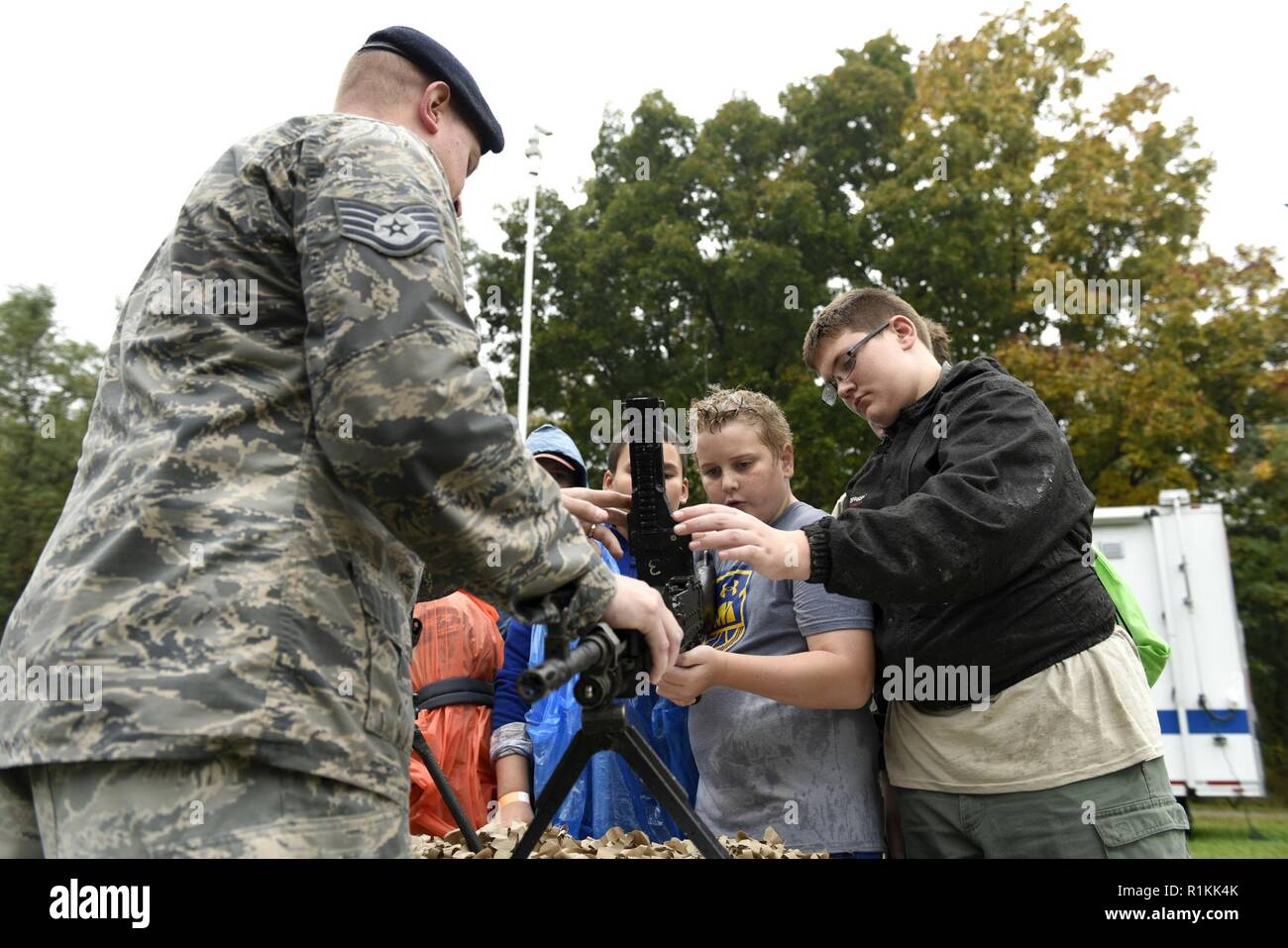 Casey Reed et Urie, Blair, les Scouts de 304 troupes hors de Findlay, Ohio, apprend les différentes armes de sergent. Kyle York, un spécialiste des forces de sécurité affecté à la 180e Escadre de chasse de la garde nationale aérienne de l'Ohio, au cours de la frontière 50e anniversaire camporall Camp le 6 octobre 2018 dans la région de Pioneer, l'Ohio. Aviateurs de la FW 180 a participé à l'événement, l'aide à construire et maintenir la relation avec le nord-ouest de l'Ohio. Banque D'Images