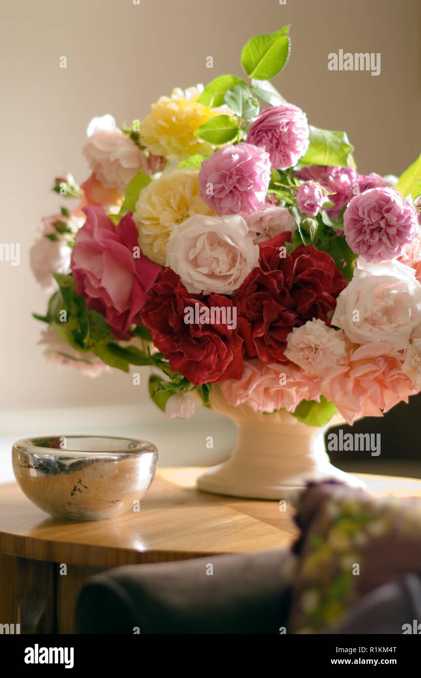 Arrangement floral par bol Banque D'Images