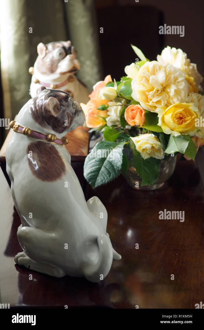 Chien des sculptures de fleurs Banque D'Images
