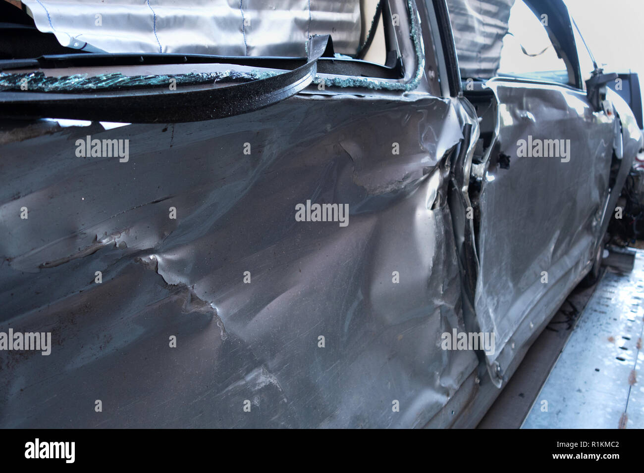 Written off endommagé accident voiture Citroen C4 sur une remorque de récupération Banque D'Images