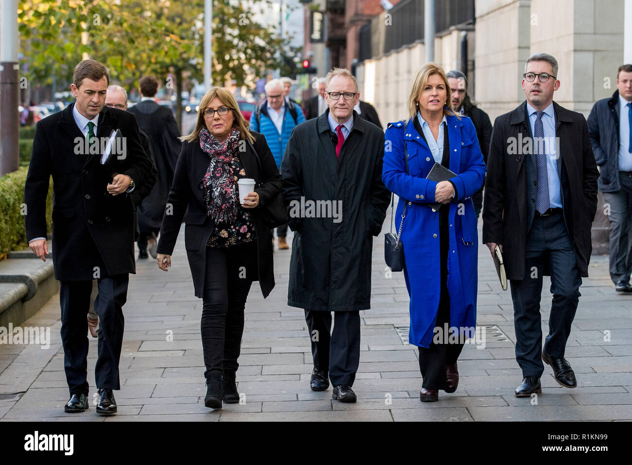 (De gauche à droite) membres du Seanad irlandais, le sénateur Mark Daly de Fianna Fail, sénateur indépendant Frances Black, le sénateur Frank Feighan du Fianna Fail, Sénateur a Coway-Walsh du Sinn Fein, et le sénateur Niall O Donnghaile du Sinn Fein en dehors des tribunaux Laganside à Belfast, avant de rencontrer les membres des familles des personnes tuées dans le massacre de Ballymurphy. Banque D'Images