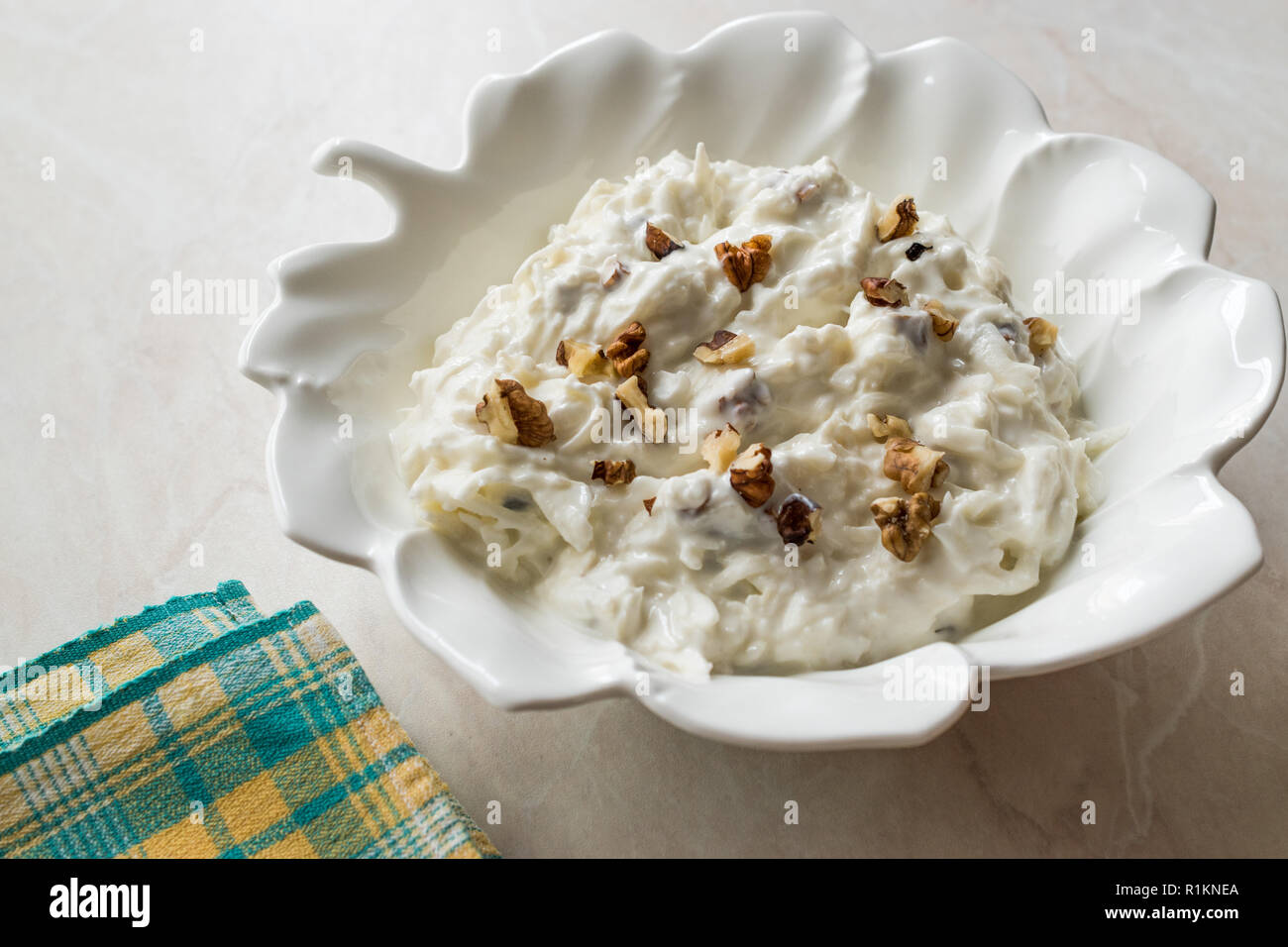 Salade de céleri avec du yaourt et des noix en forme de feuille d'exposition. L'alimentation biologique. Banque D'Images