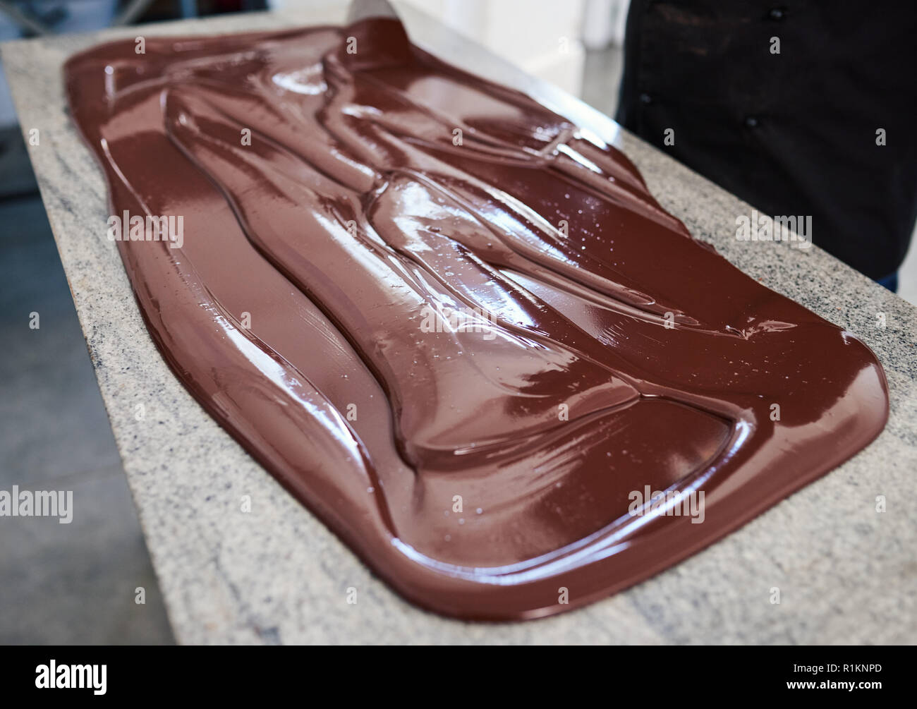 Chocolat mélange de travailleurs répartis sur une table d'usine Banque D'Images