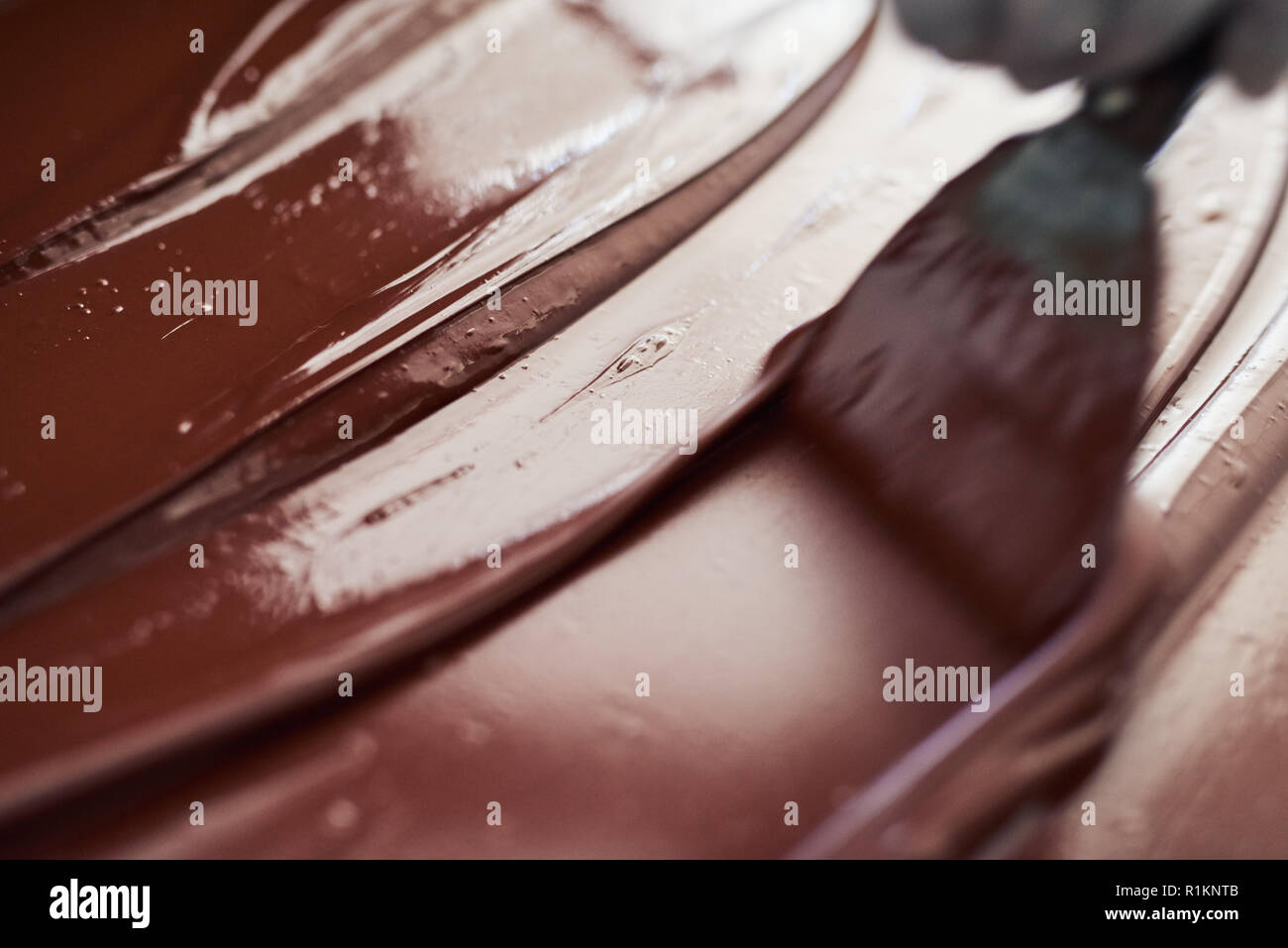 Mélanger le chocolat fondu sur les travailleurs une table d'usine Banque D'Images