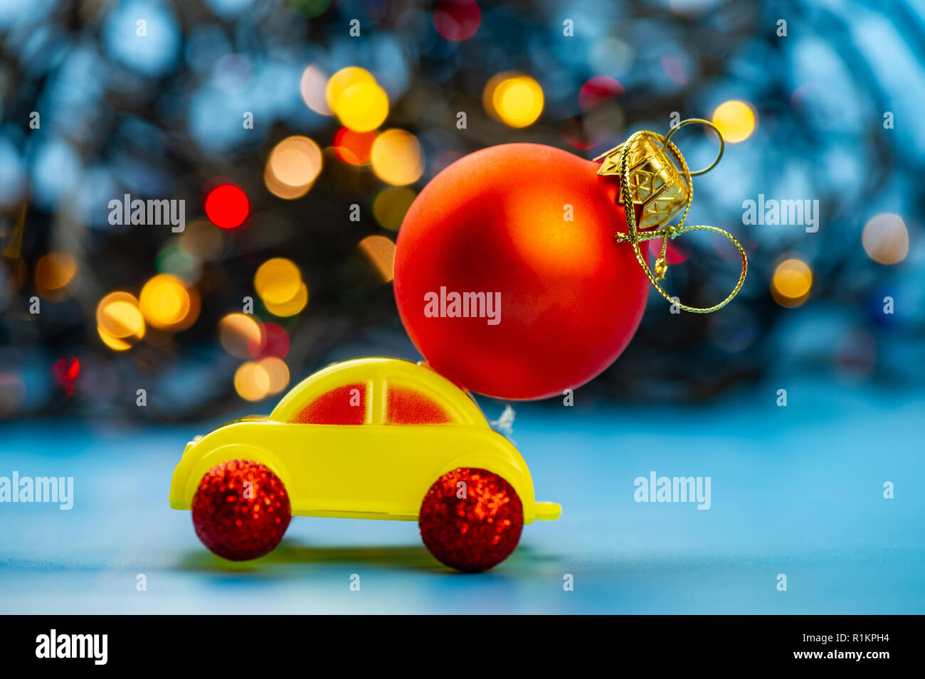 Petite Voiture Transporte Un Arbre De Noël Boule Rouge Web