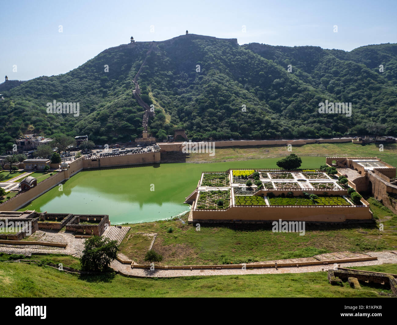 Vue panoramique sur les jardins de Fort Amber à Jaipur, Inde Banque D'Images