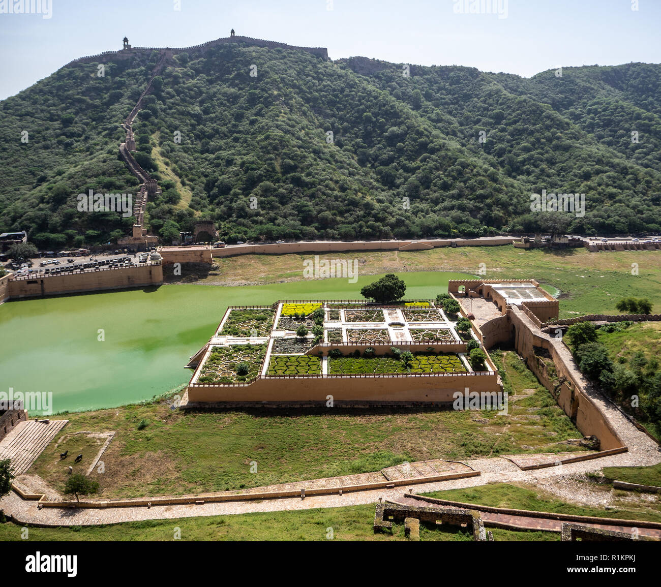 Vue panoramique sur les jardins de Fort Amber à Jaipur, Inde Banque D'Images