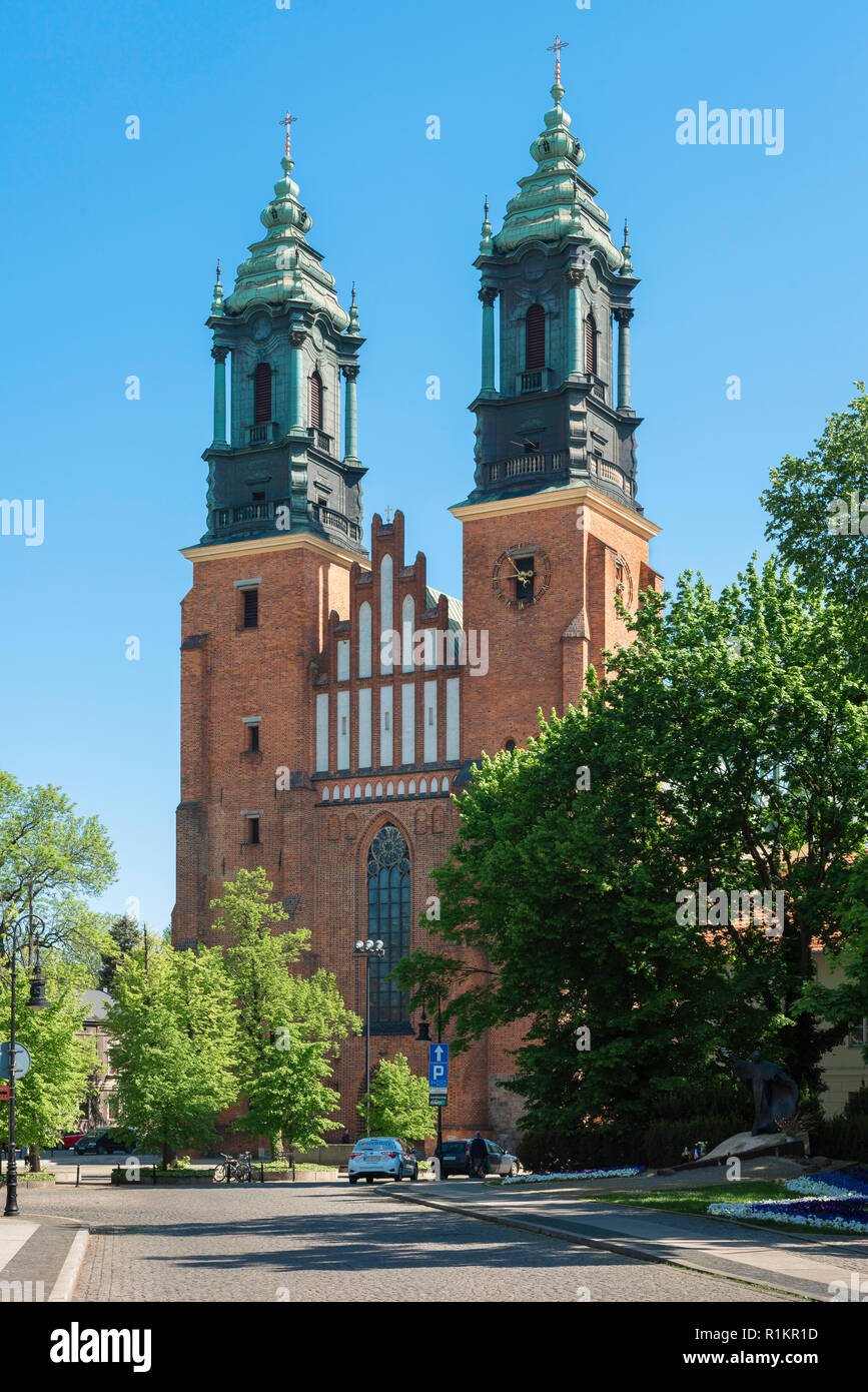 La Cathédrale de Poznan, étant donné le double tours de l'ouest de la ville Cathédrale, Ostrow Tumski, Poznan, Pologne. Banque D'Images