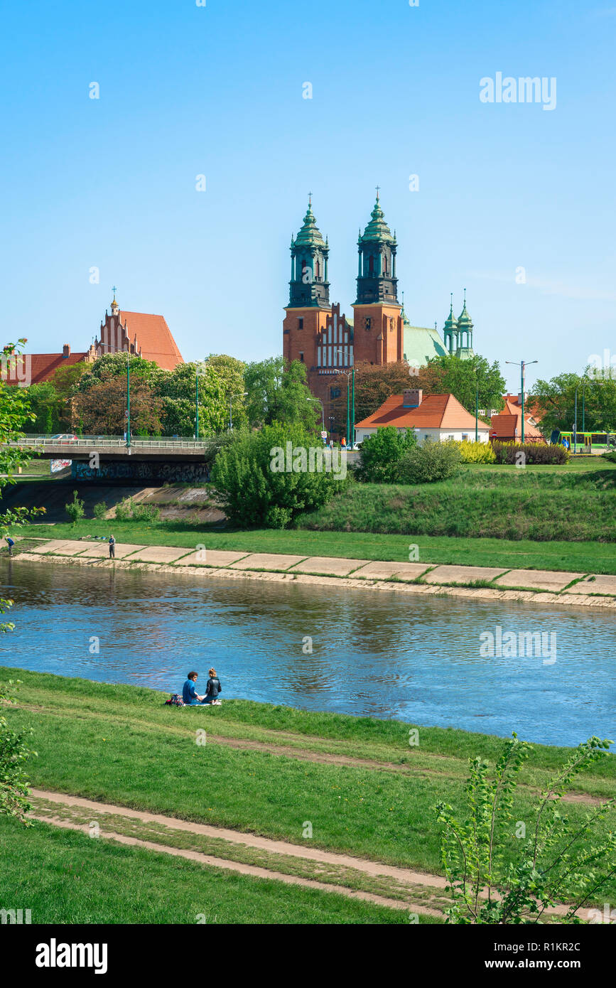 L'île de la cathédrale de Poznan, vue sur l'île de la cathédrale (Ostrow Tumski) avec la rivière Warta au premier plan, Poznan, Pologne. Banque D'Images