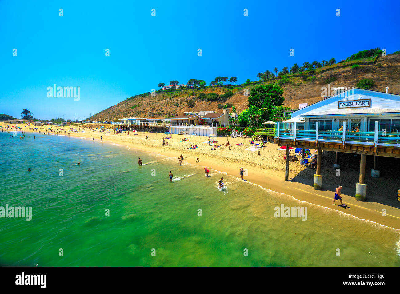 Malibu, California, United States - 7 août 2018 : paysage avec des montagnes de Santa Monica, Malibu Farm Restaurant et la mer turquoise de Surfrider Beach. Malibu 27 milles de beauté pittoresque. Banque D'Images