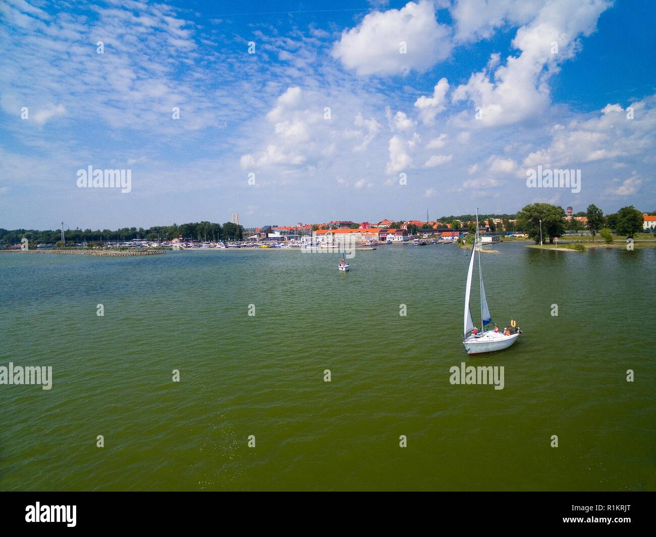 Vue aérienne de yacht de voile sur le lac Niegocin, Gizycko en arrière-plan, Mazurie, Pologne Banque D'Images