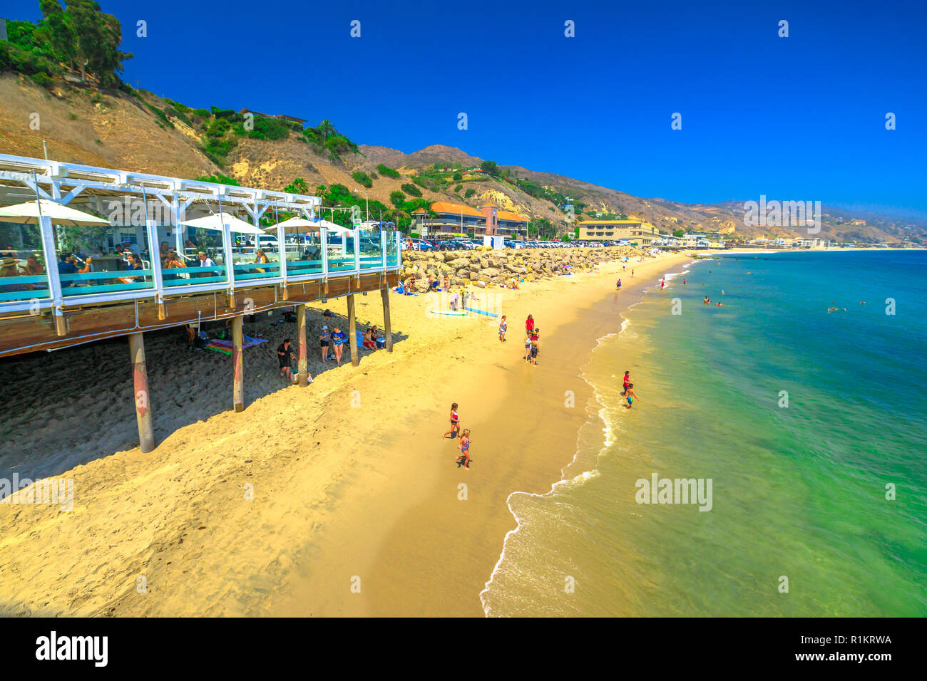 Malibu, California, United States - 7 août 2018 : paysage avec des montagnes de Santa Monica, Malibu ferme et mer turquoise de la plage populaire ou carbone milliardaire Plage pour maisons de VIP. Banque D'Images