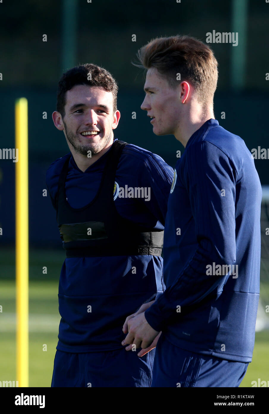 John McGinn (à gauche) d'Écosse pendant la session de formation à Édimbourg. APPUYEZ SUR ASSOCIATION photo. Date de la photo: Mardi 13 novembre 2018. Voir PA Story FOOTBALL Scotland. Le crédit photo devrait se lire comme suit : Jane Barlow/PA Wire. Banque D'Images