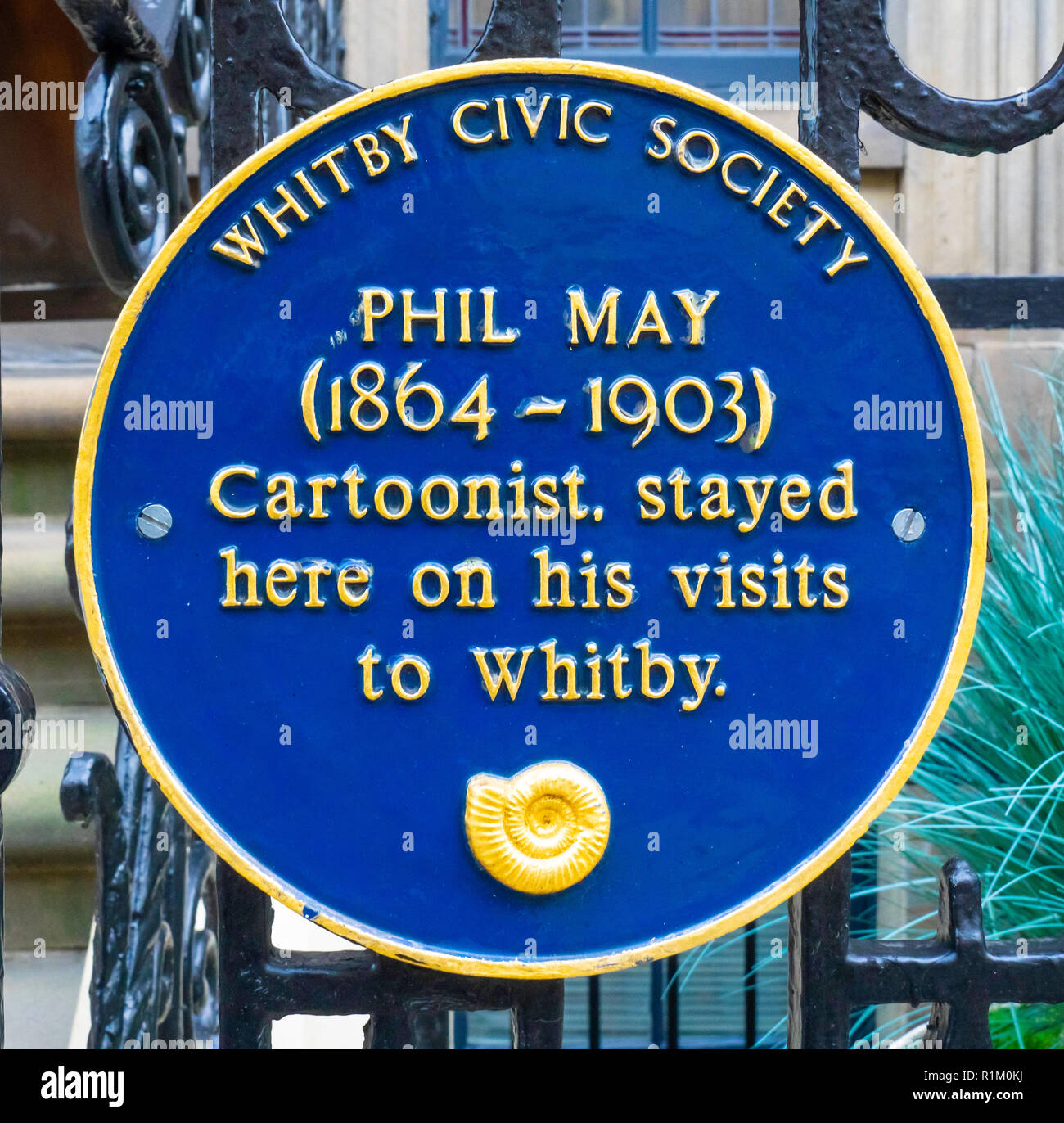 Blue Plaque au George Hôtel à Whitby commémorant Phil May (1864-1903), un célèbre dessinateur qui y est resté sur ses visites à Whitby Banque D'Images