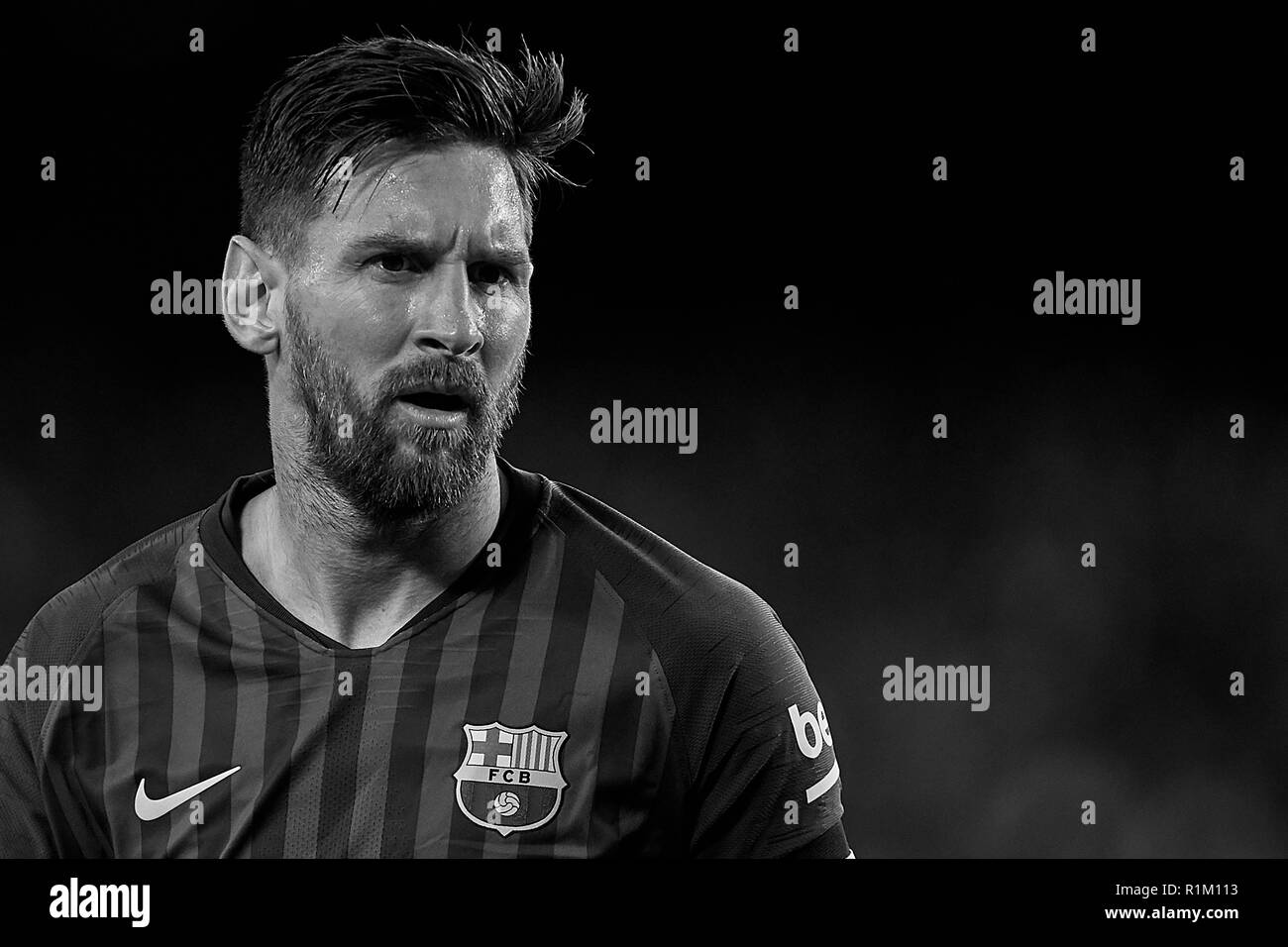 Barcelone, Espagne - 11 novembre : (NOTE DU RÉDACTEUR : l'image a été convertie en noir et blanc) de Leo Messi FC Barcelone cherche sur pendant le match de la Liga entre le FC Barcelone et Real Valladolid c.f. au Camp Nou le 11 novembre 2018 à Barcelone, Espagne. (Photo de David Aliaga/MO Media) Banque D'Images