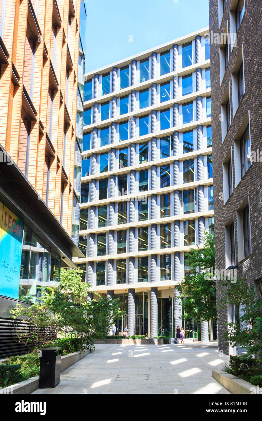 Commerces et bureaux à Pancras Square, la nouvelle zone publique créée par le réaménagement de King's Cross, Londres, UK Banque D'Images