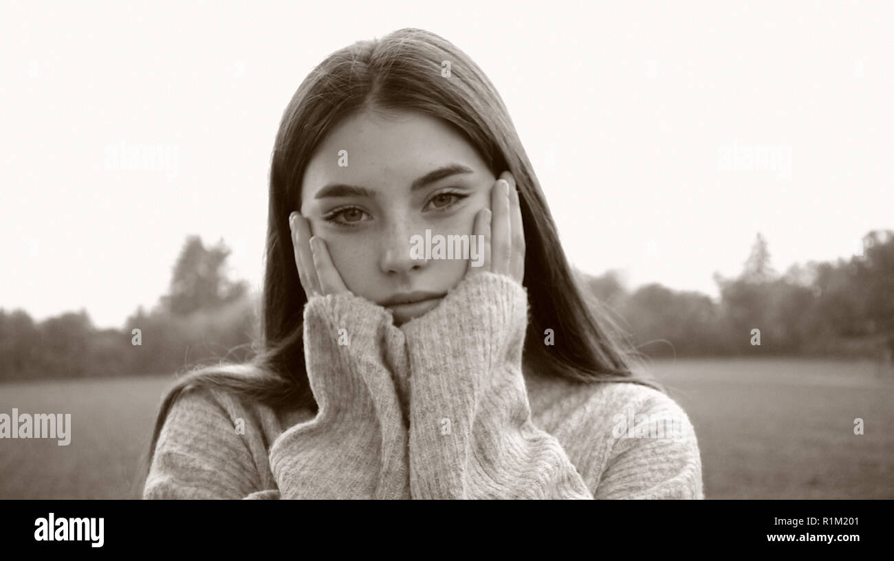 Fille Trop Belle De 14 Ans Belle fille Banque de photographies et d'images à haute résolution - Alamy