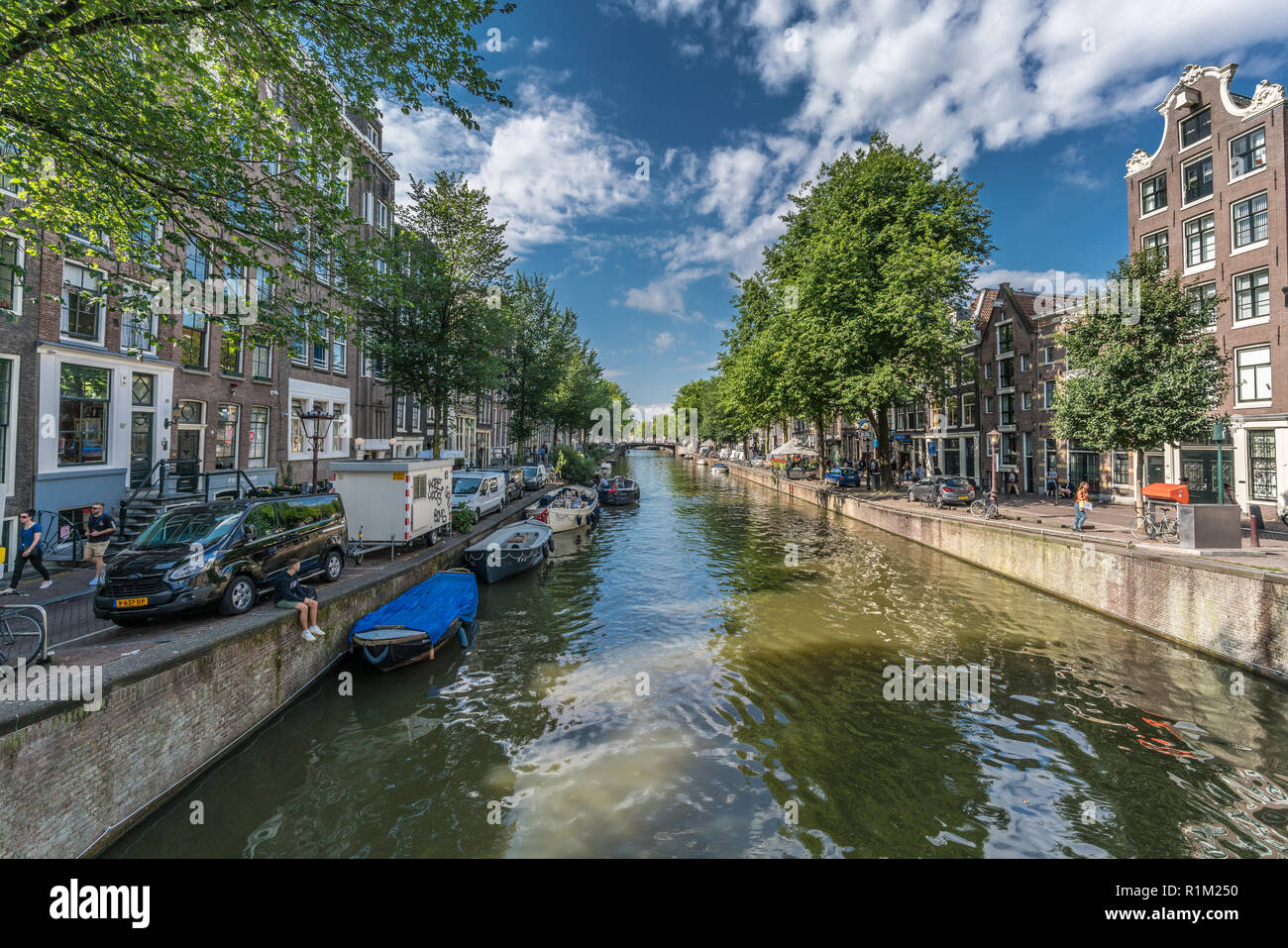 Amsterdam, Pays-Bas, le 31 juillet 2018 : Avis de Oudezijds Voorburgwal  partir Oudekerksbrug Oudekennissteeg en pont district Photo Stock - Alamy