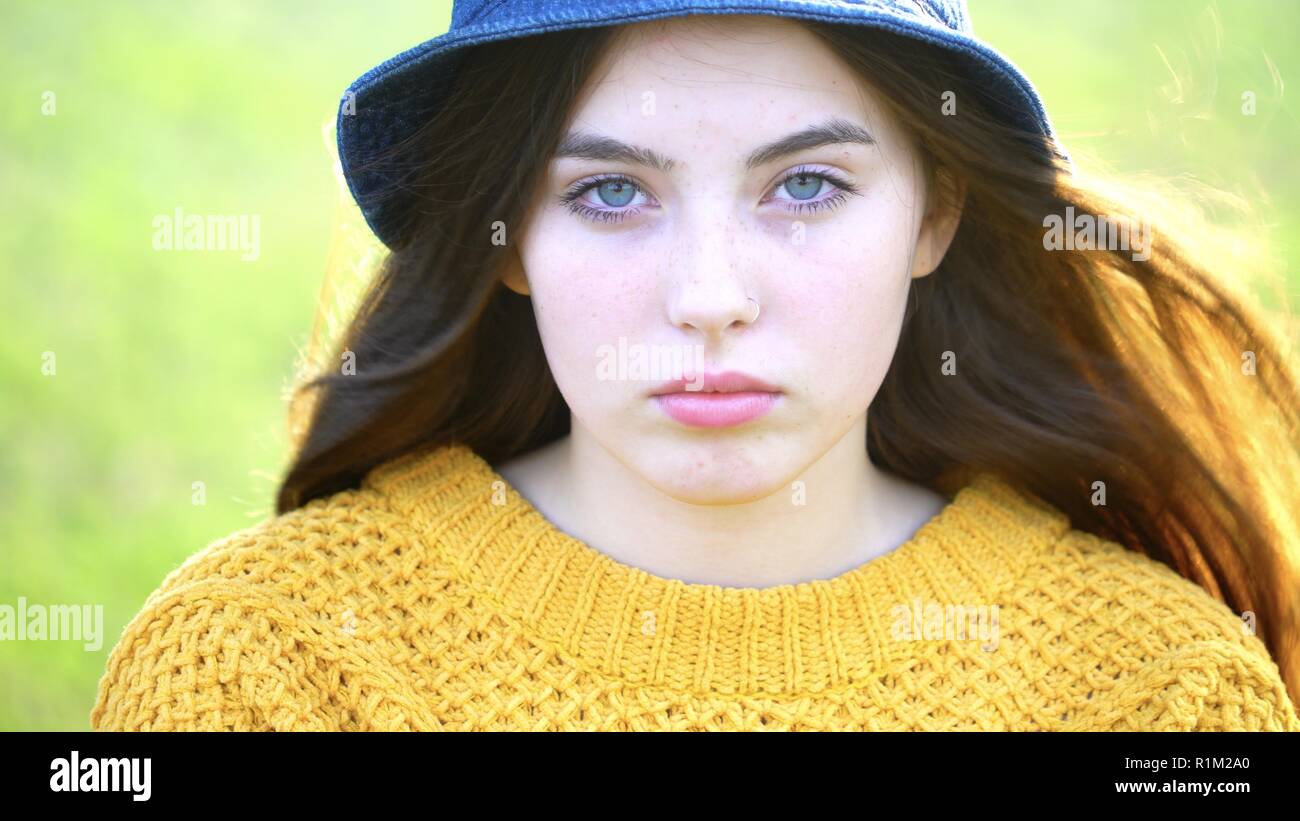 Portrait d'une belle adolescente de 14 ans aux yeux bleus Banque D'Images