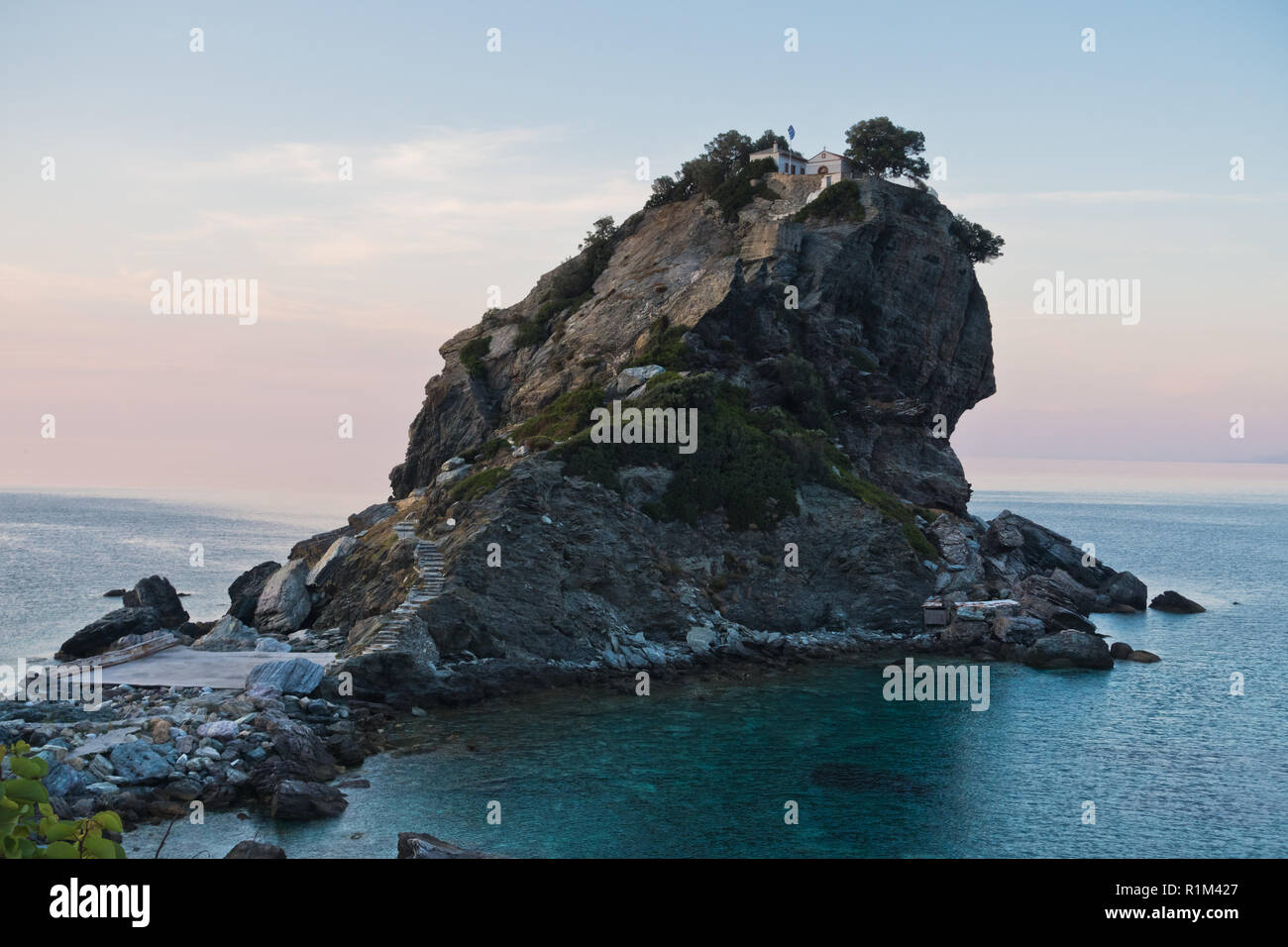 L'église d'Agios Ioannis Kastri sur un rocher au coucher du soleil, à partir de célèbres scènes de film Mamma Mia, île de Skopelos, Grèce Banque D'Images