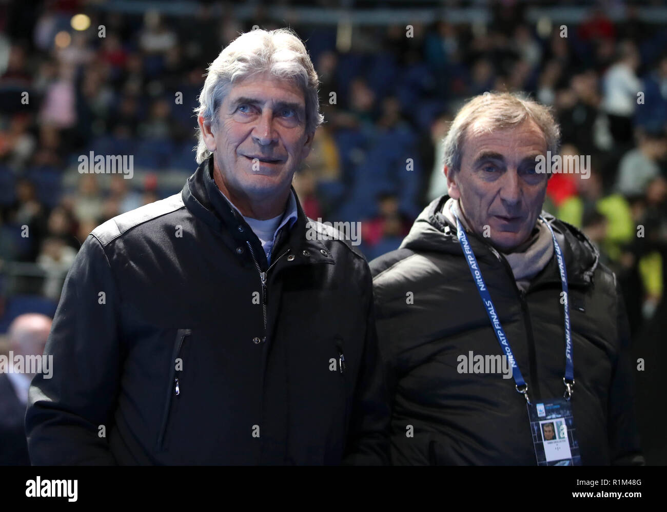 West Ham United's Manuel Pellegrini (à gauche) et le directeur adjoint Ruben Cousillas regarder l'action au cours de la troisième journée de l'ATP Nitto finale au O2 Arena, Londres. Banque D'Images