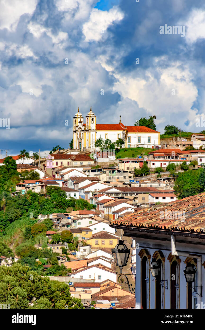L'OOF Vue de dessus de la ville historique de Ouro Preto dans l'État de Minas Gerais, Brésil, avec ses célèbres églises et bâtiments anciens avec des collines en arrière-plan Banque D'Images