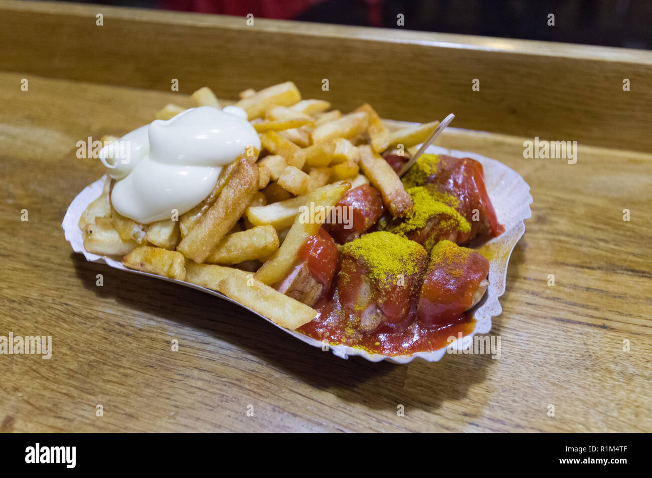 Le Berliner Currywurst composé d'traitées à la vapeur puis poêlée de saucisses de porc coupé en tranches, assaisonné de ketchup au curry et frites Banque D'Images