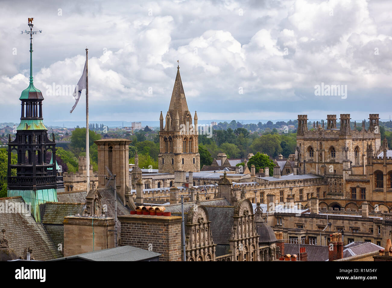 La tour de la Mairie d'Oxford avec drapeau et d'arm d'Oxford et de la cathédrale Christ Church comme vu du haut de la tour Carfax. L'ONU Oxford Banque D'Images