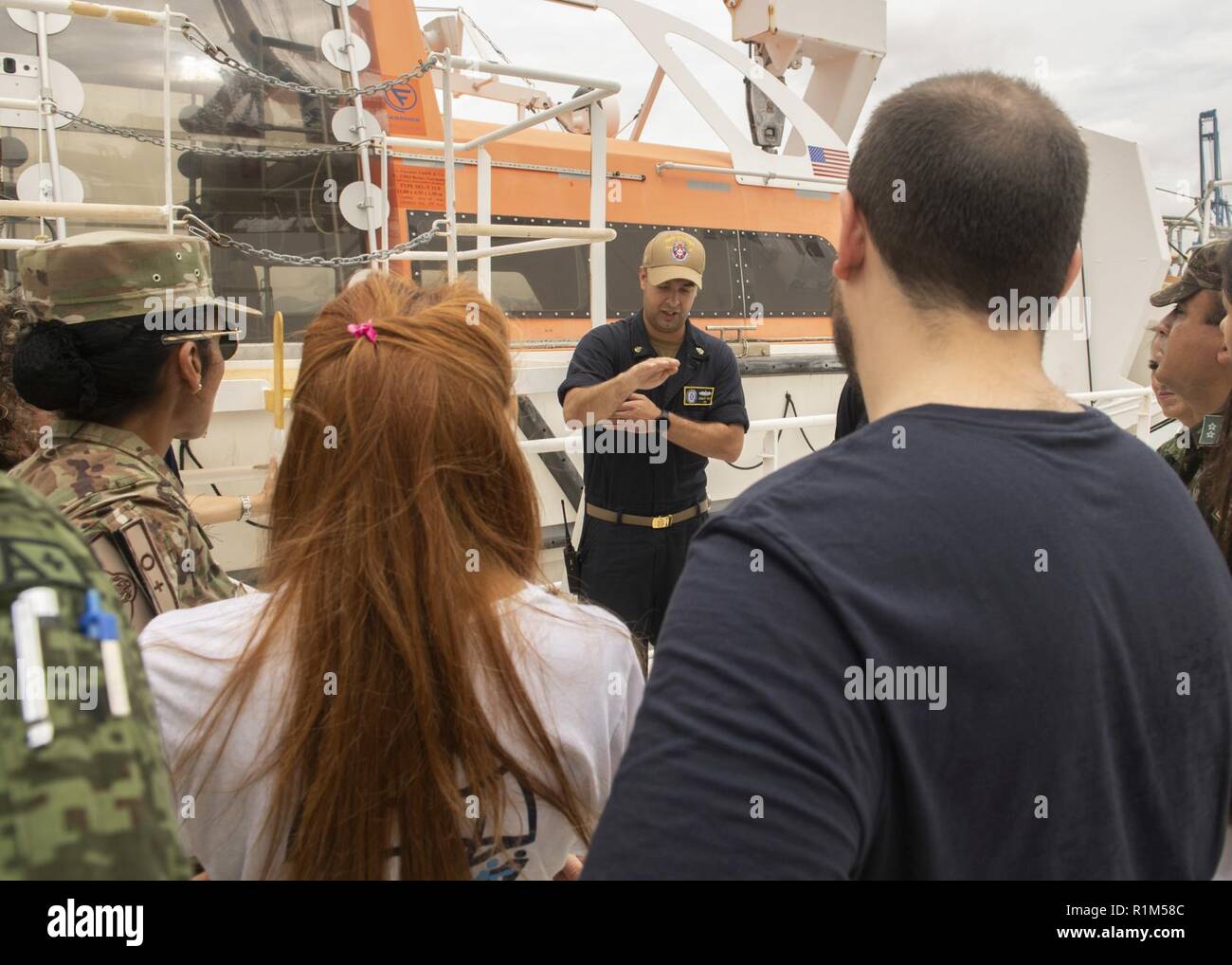 La ville de Panama, Panama (oct. 18, 2018) - chef machiniste 4400 William Mills, de Detroit, les procédures de débarquement enseigne au cours de voile formation de familiarisation pour les pays partenaires et les organisations non gouvernementales membres du personnel à bord du navire-hôpital USNS Comfort (T-AH 20). Le confort est de 11 semaines sur une mission d'appui médical à l'Amérique centrale et du Sud dans le cadre du U.S. Southern Command's Enduring promesse initiative. Travailler avec des partenaires gouvernementaux et de santé en Équateur, au Pérou, en Colombie et au Honduras, l'équipe médicale a entrepris des soins à bord et dans les centres médicaux, les aidant à rel Banque D'Images