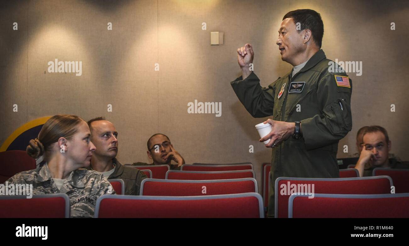 Le colonel Zhang Jianzhong, 633e Medical Group chef de service médecine aérospatiale, parle à ses collègues étudiants de l'atelier de son expérience au cours d'un atelier au facteur humain Joint Base Langley-Eustis, Virginie, le 11 octobre 2018. L'atelier était composé d'aviateurs de toutes les expériences, à partir de E-3 à O-6, dans le cadre d'un effort visant à éduquer les membres de la Force de l'air aux niveaux tactique, opérationnel et stratégique de l'expertise. Banque D'Images