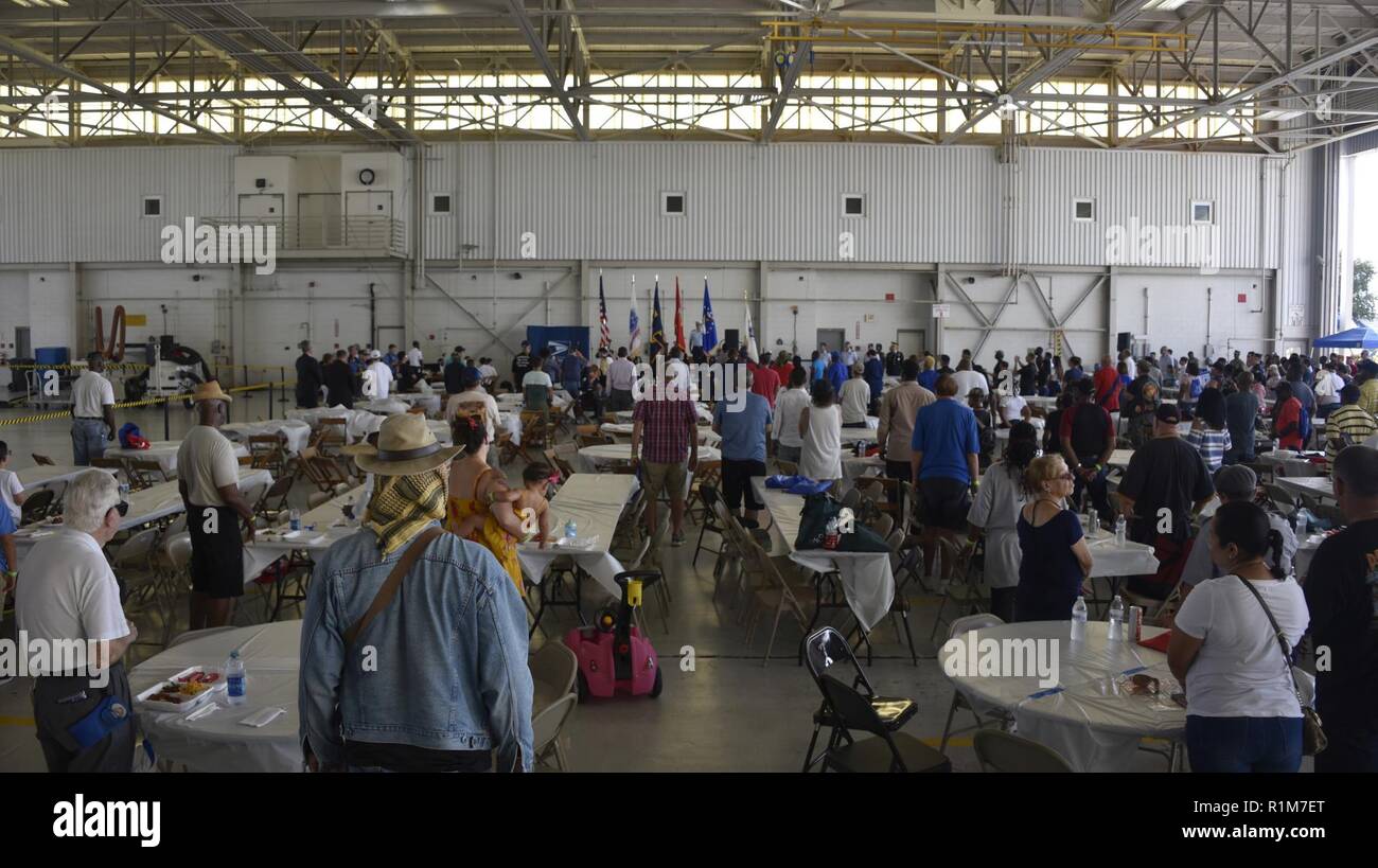 Les anciens combattants, des militaires actifs et leurs familles pendant la parade de couleurs pour les repas avec les mémoires événement tenu au Coast Guard Air Station Miami Samedi, Octobre 2018. La station aérienne a accueilli près de 2 000 anciens combattants et des bénévoles de partout dans la région de Miami pour aider à honorer le service et le sacrifice des anciens combattants. Banque D'Images