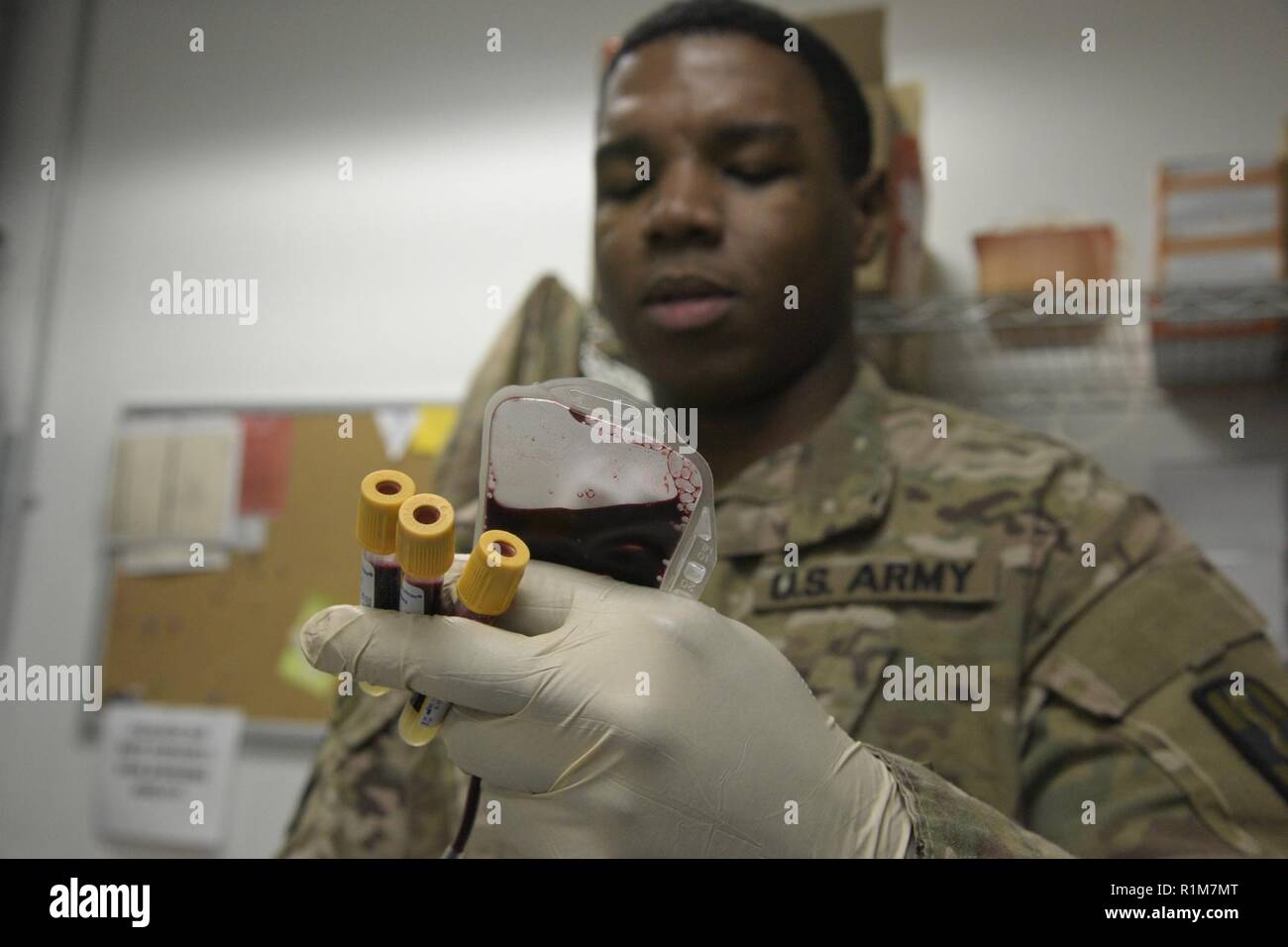 La CPS de l'armée américaine. Emmanuel Elien, 440e détachement de soutien du sang Technicien de laboratoire médical, recueille des échantillons de sang de donneurs de plaquettes d'un écran à l'hôpital interarmées de théâtre Craig sur l'aérodrome de Bagram, en Afghanistan, le 10 octobre 2018. Les donateurs sont filtrés avant d'assurer la santé des plaquettes sont prises. Disqualifiers en Afghanistan : n'importe qui avec un coeur ou de sang, certains médicaments ou d'une femme qui a déjà été enceinte. Banque D'Images