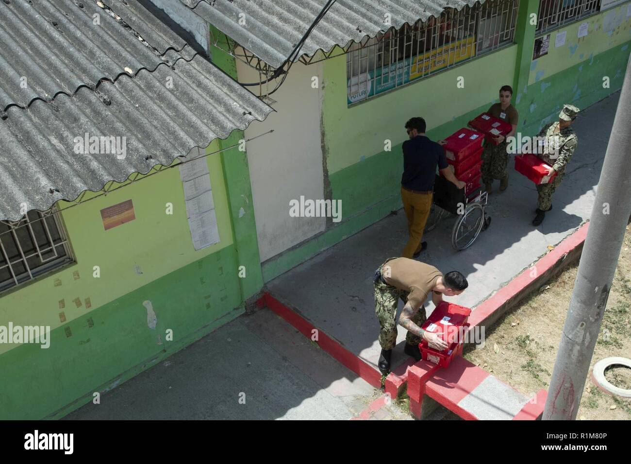 (Oct. 20, 2018), l'Equateur Esmeraldas - Les Marins et le personnel de la nation partenaire déplacer fournitures médicales à partir du navire-hôpital USNS Comfort (T-AH 20) sur l'un des deux sites médicaux en préparation pour les prochains jours de traitement. Le confort est de 11 semaines sur une mission d'appui médical à l'Amérique centrale et du Sud dans le cadre du U.S. Southern Command's Enduring promesse initiative. Travailler avec des partenaires gouvernementaux et de santé en Équateur, au Pérou, en Colombie et au Honduras, l'équipe médicale a entrepris des soins à bord et dans les sites médicaux, aide à relâcher la pression sur les systèmes médicaux causée en partie Banque D'Images