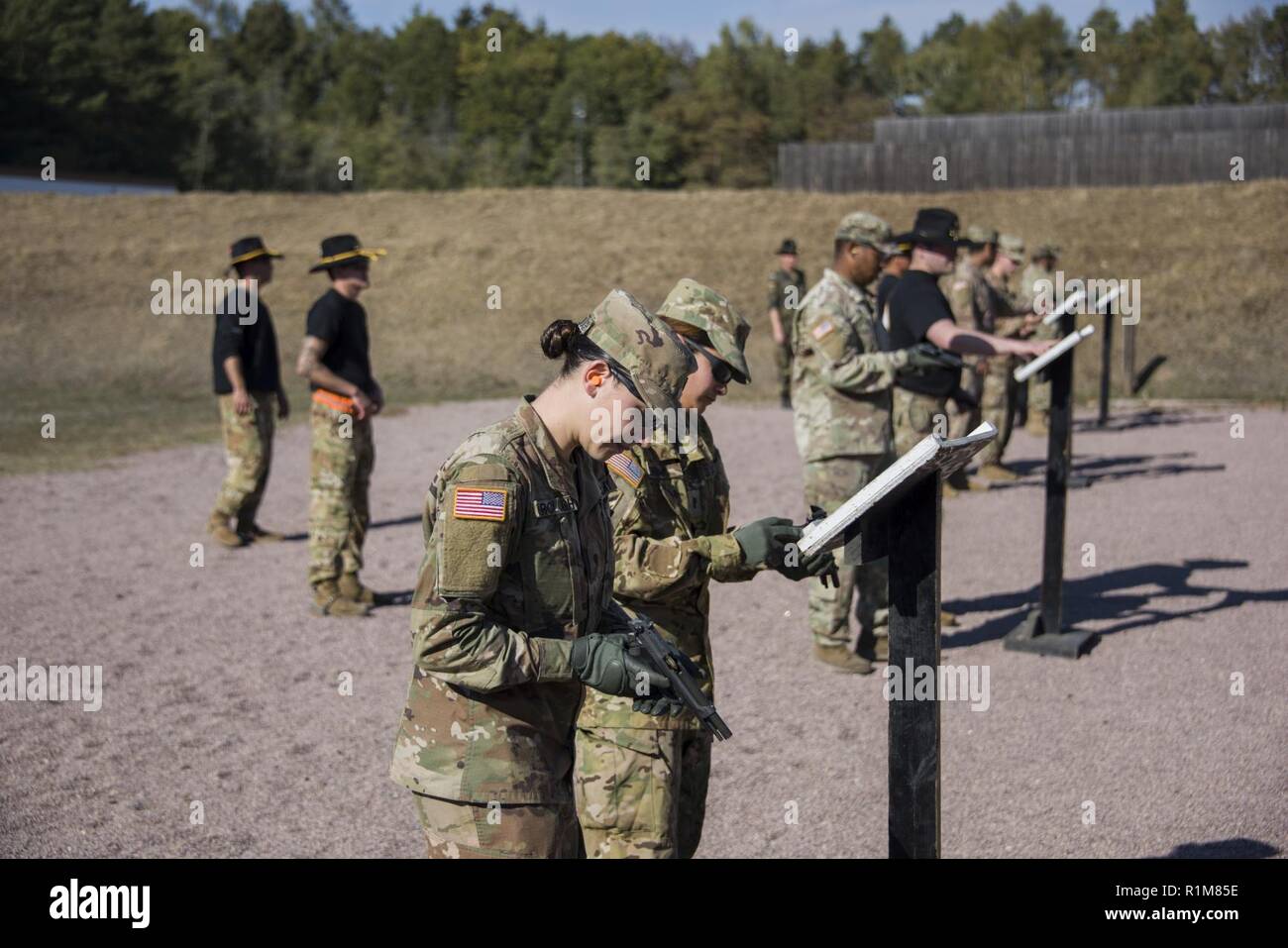 Des soldats américains avec le 6e Escadron, 17e Régiment de cavalerie, 4e Brigade d'aviation de combat de cavalerie de Stetson et éperons à Oberdachstetten complexe gamme à Ansbach, Allemagne, le 16 octobre 2018. L'étude de la tour est le seul moyen de se joindre à l'ordre de l'éperon, à l'exception d'une induction de guerre. La conduite d'un épi Ride varie mais il est généralement d'un événement tenu sur plusieurs jours durant lesquels un cavalier devra passer une série de tests physiques et mentaux pertinents à la cavalerie. Les soldats de cavalerie shoot M9 pistolet Beretta pour Badge de compétence des Forces armées allemandes en vertu de l'observation de deux réserves allemandes O Banque D'Images