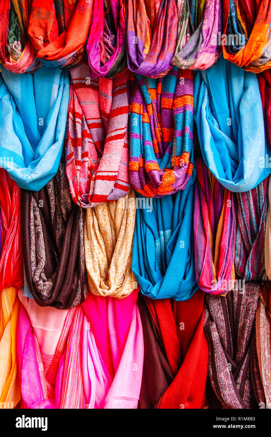 Motif coloré de foulards en soie sur un étal de marché à Vérone, Italie  Photo Stock - Alamy