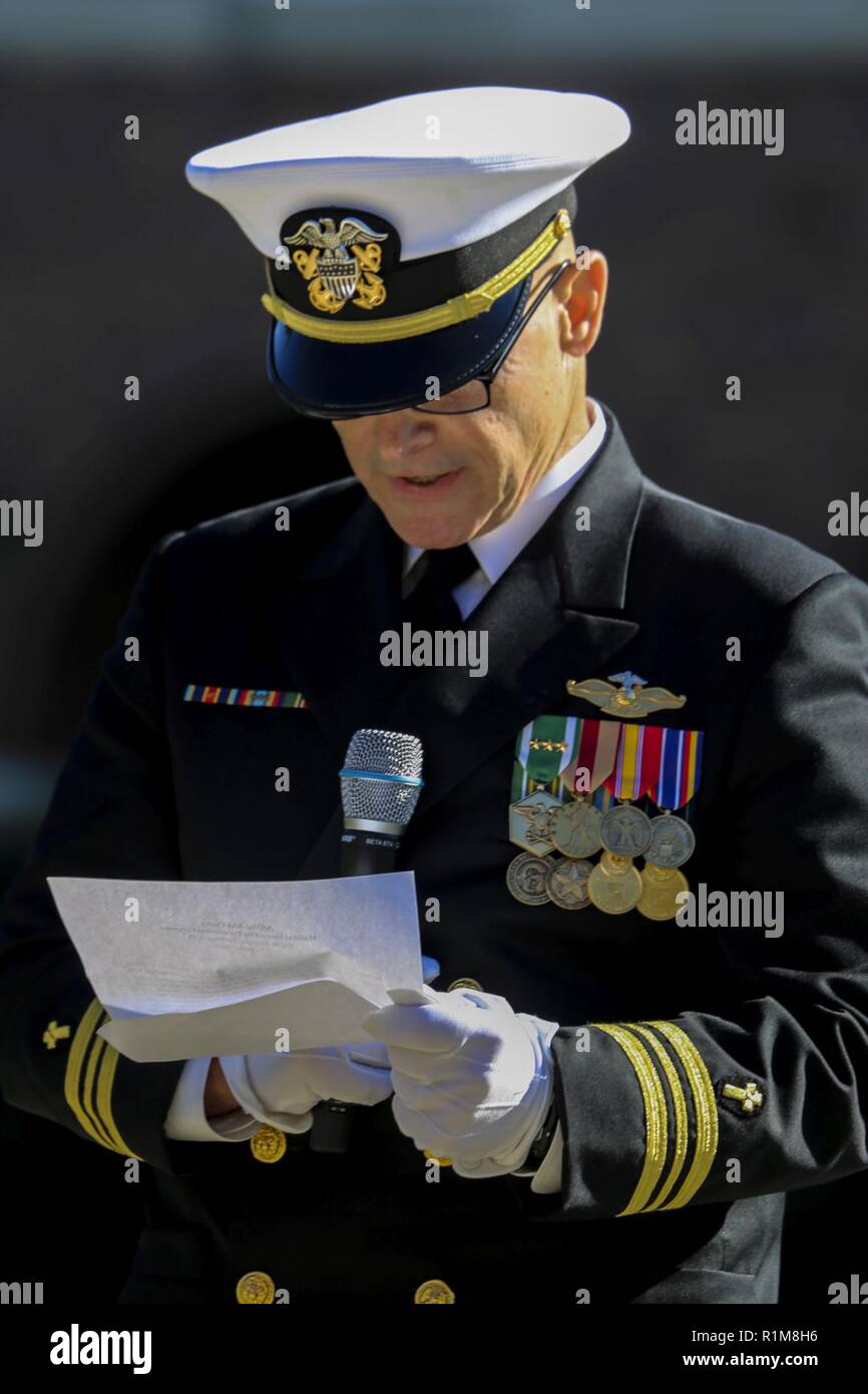 Le Lieutenant Cmdr. Robert L. Crabb, aumônier de la Marine américaine, est l'invocation lors d'un défilé pour les retraités le sergent du Corps des Marines des États-Unis. Le major John L. Canley, la 298e médaille d'honneur Marine destinataire, à la caserne Marine Washington D.C., le 19 octobre 2017. C'est tradition pour la caserne d'accueillir un défilé de marines qui sont reçu la médaille d'honneur, la plus haute et la plus prestigieuse décoration militaire personnelle. Banque D'Images