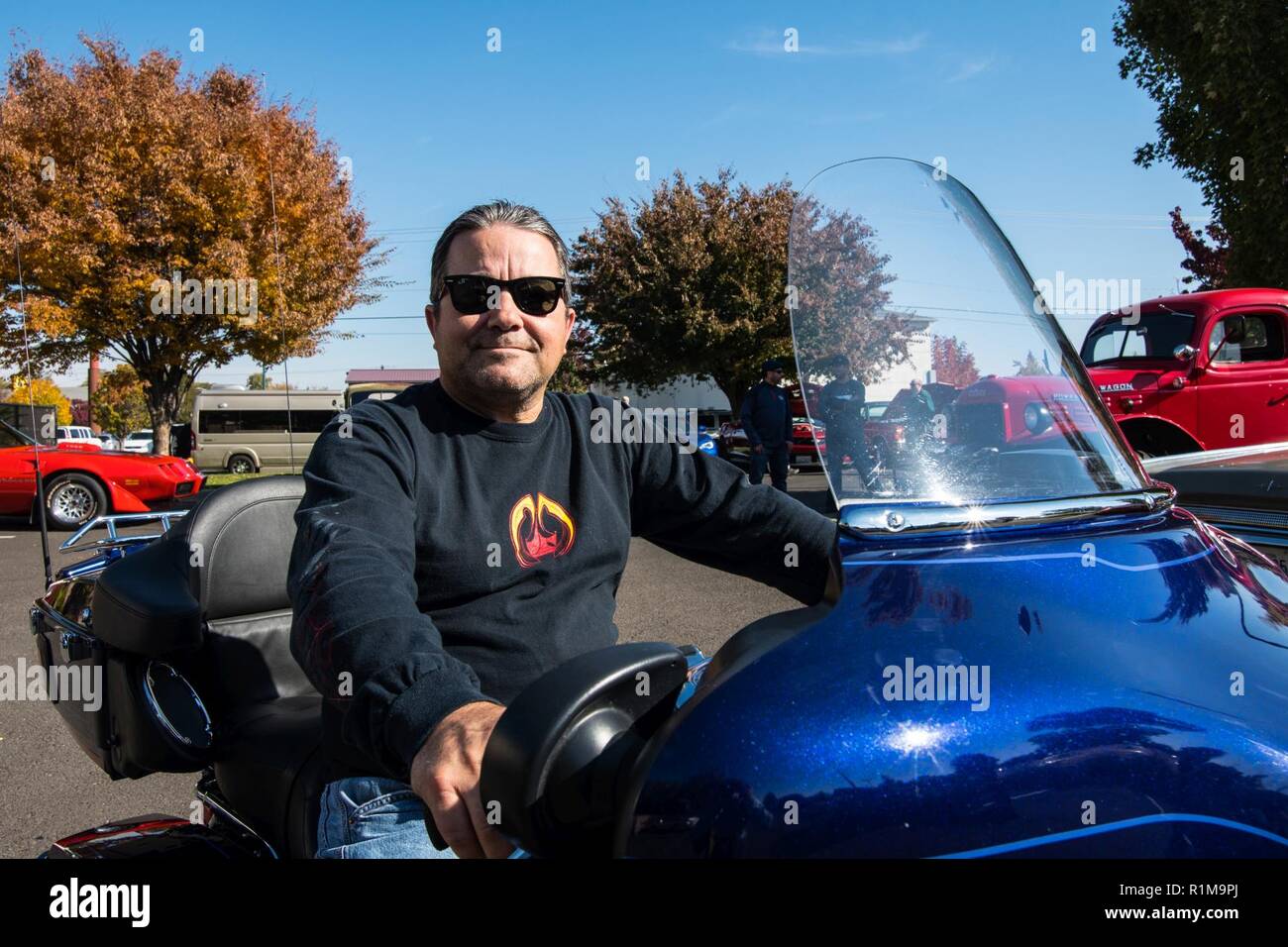 Timothy (Tim) Hockett, un ingénieur civil, montre sa 2006 Harley Davidson Ultra Glide Classic. Il n'est pas un beau cavalier et dit qu'il n'y a pas de meilleure sensation que d'être sur la route avec le vent dans le visage. Tim, était le seul pilote moto à la U.S. Army Corps of Engineers, Walla Walla du District de travailler "roues" jour, le 19 octobre 2018, dans la région de Walla Walla, Washington. Banque D'Images