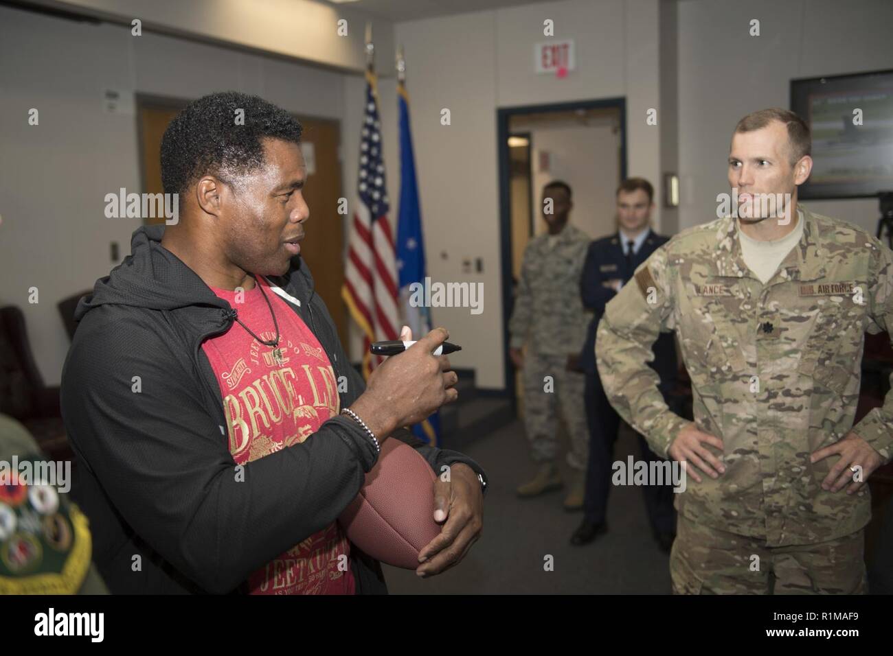 NFL Herschel Walker, ancien d'utiliser de nouveau, parle à l'aviateurs à propos de sa bataille avec le désordre d'identité de dissociative à base aérienne de Barksdale, en Louisiane, le 15 octobre 2018. Banque D'Images