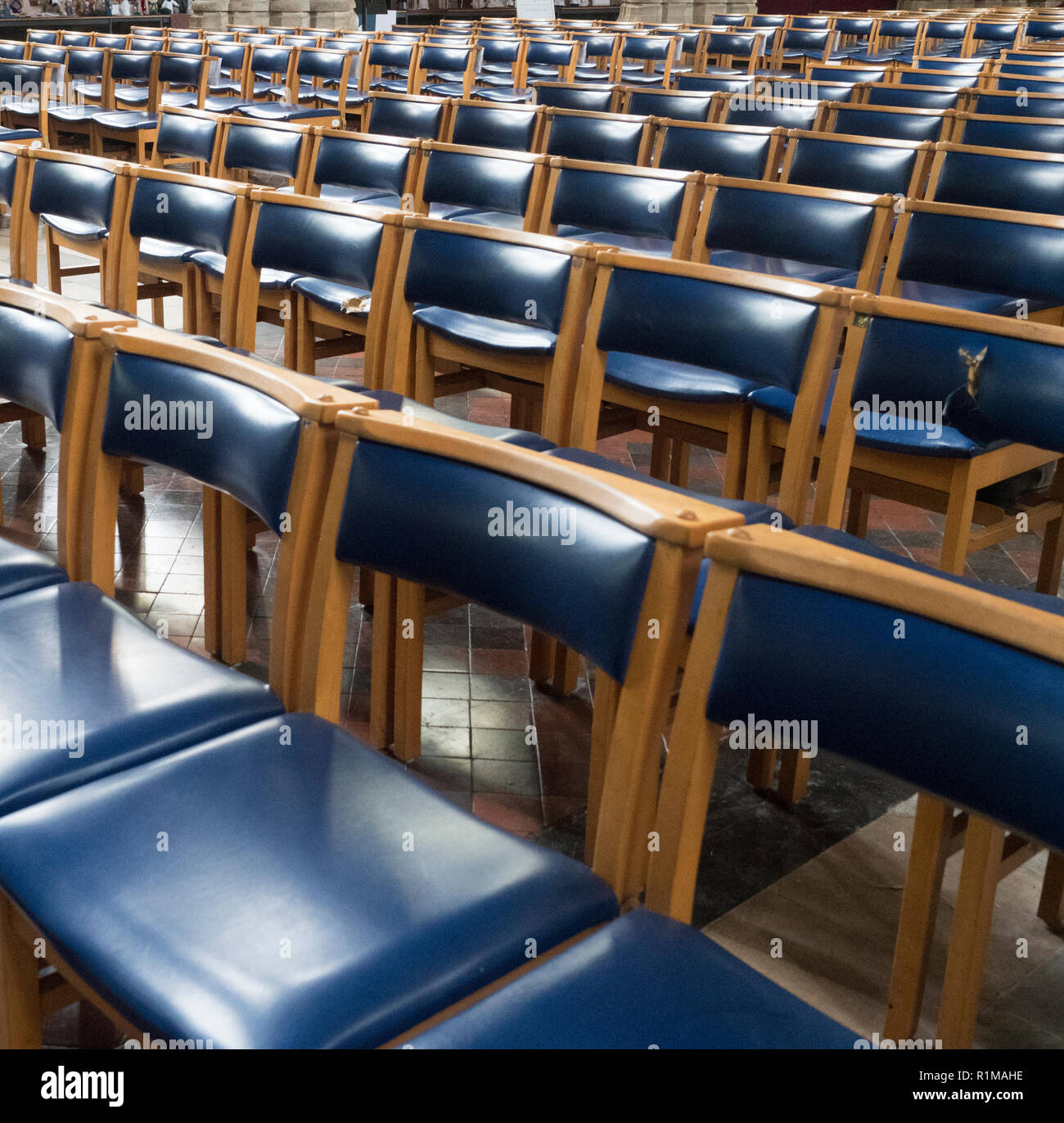 Du bleu des chaises dans la cathédrale de Bristol au Royaume-Uni Banque D'Images