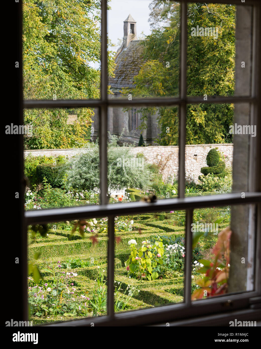 Fenêtre à guillotine par jardin Banque D'Images